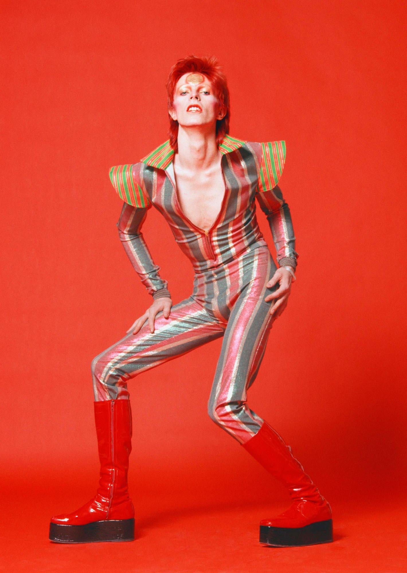 Masayoshi Sukita Color Photograph – David Bowie: „Er ließ unser Gedächtnis baumeln“ von Sukita