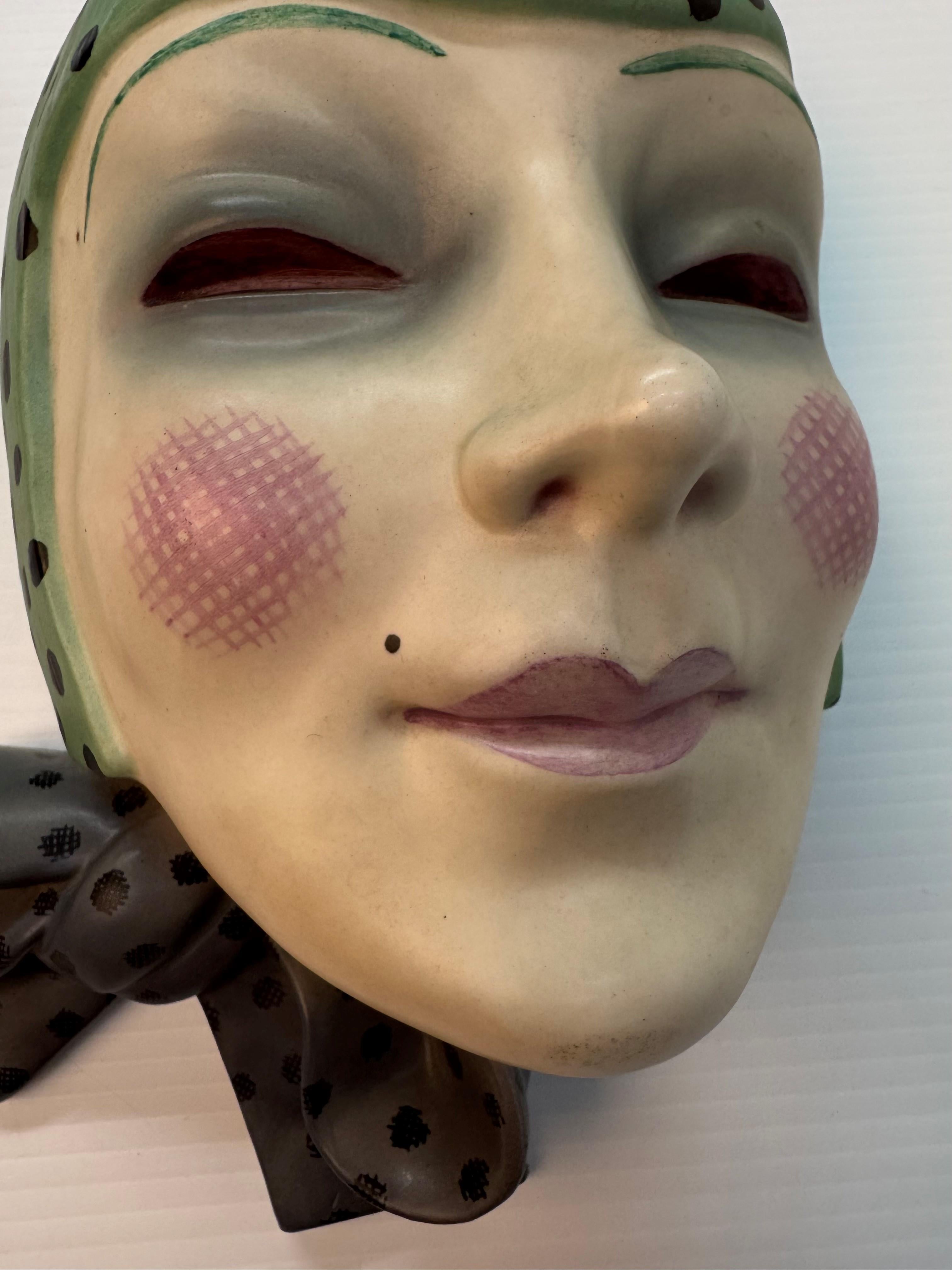 „Maschera con Nodo“ Lenci-Wandmaske, Elena Konig Scavini, Elena Konig (Keramik) im Angebot