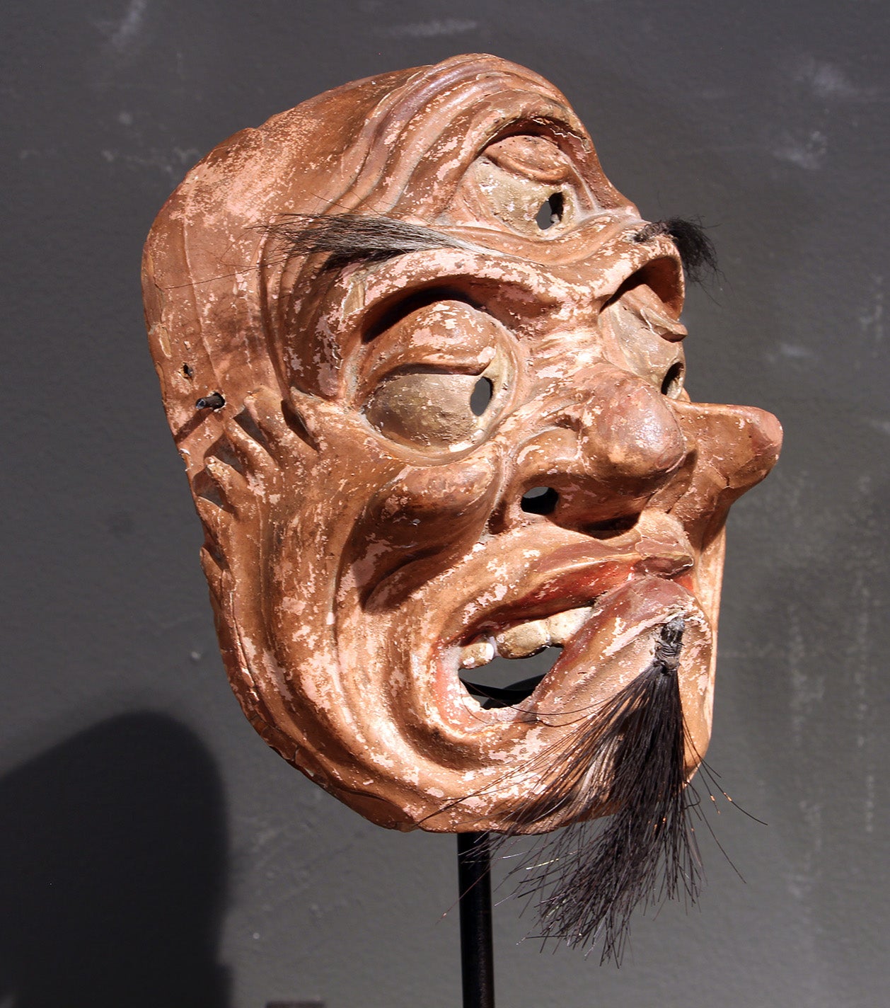 Rare masque démoniaque japonais Bukaku à trois yeux, datant du début de la période Edo, mais qui pourrait également provenir de la fin de la période Momoyama.
Le début de la période Edo est l'âge d'or du théâtre tragique nô.
Il est sculpté en