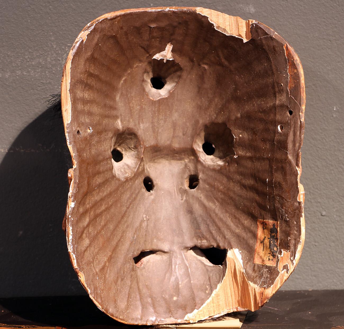 Sculpté à la main Masque japonais en bois en vente