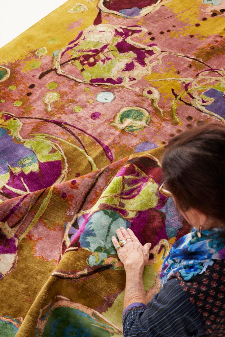 Voici Maschera : Le captivant tapis de soie tissé à la main inspiré du carnaval Maschera est un tapis de soie tissé à la main qui capture l'aura ludique et enchanteresse d'un carnaval. Son design présente un magnifique mélange de couleurs, notamment
