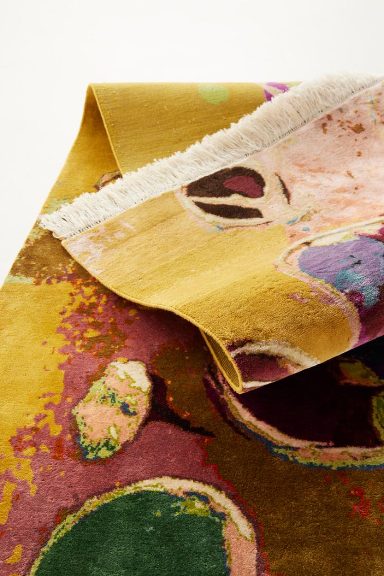 Handgewebter Seidenteppich „Maschera“, entworfen von Dena Lawrence und in Kaschmir gewebt.   (Expressionismus) im Angebot
