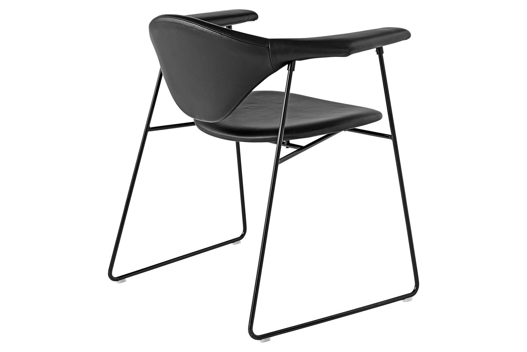 La chaise Masculo de GamFratesi marie l'idée de l'élégance et de la simplicité danoises au raffinement et à l'espièglerie italiens. Le dossier de Masculo est presque trop grand, ce qui rappelle un taureau, et semble flotter dans l'air et défier tous