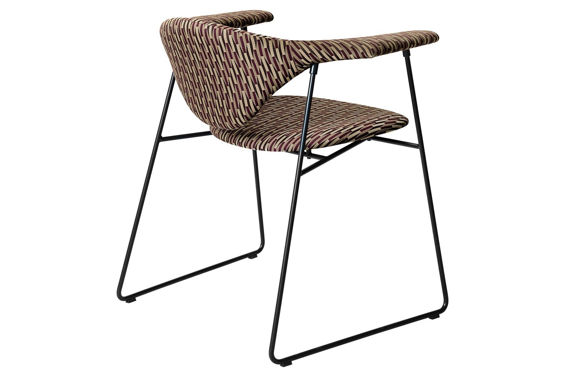 Danois Chaise de salle à manger Masculo, entièrement tapissée, base à rebords en vente