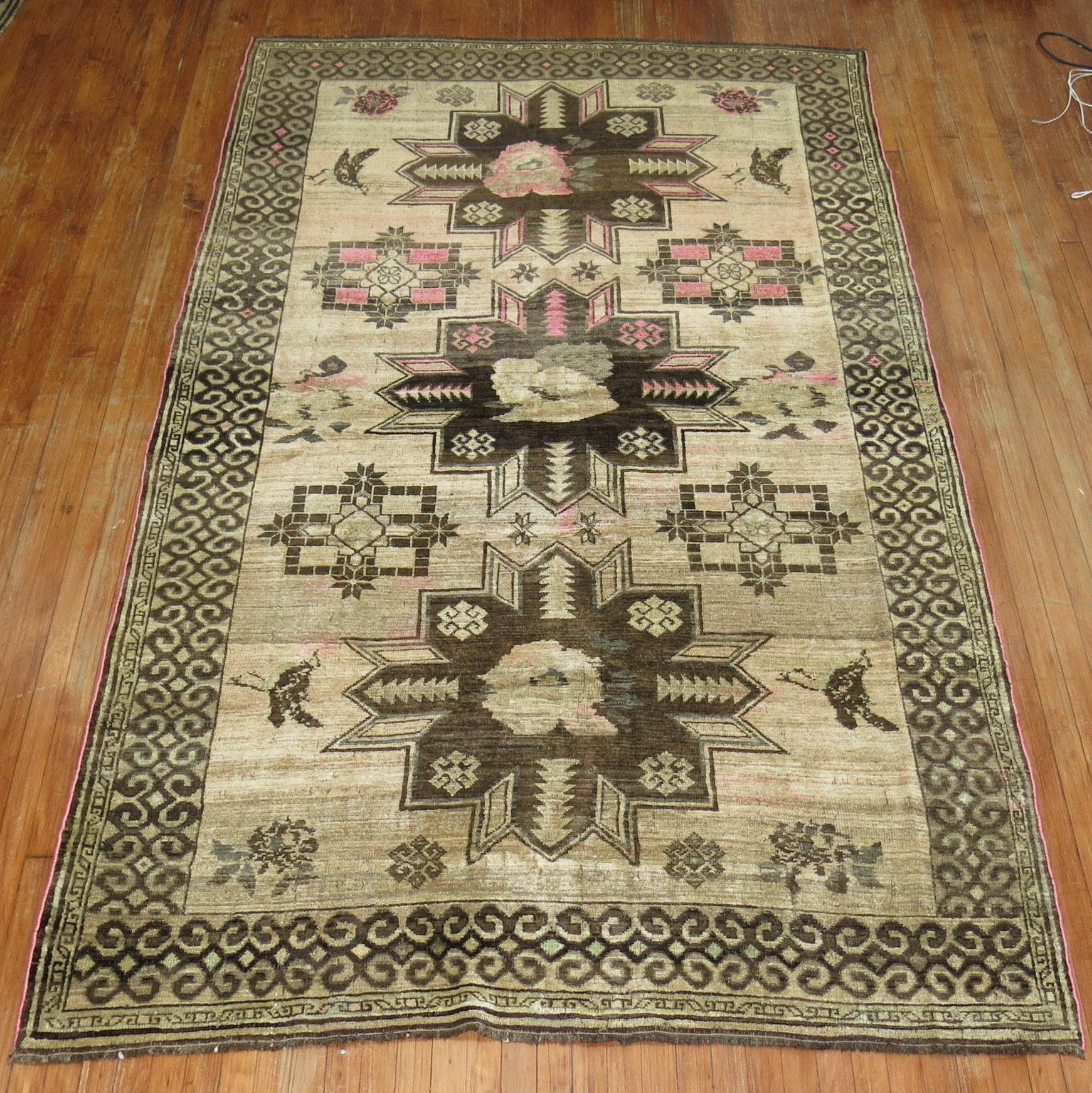 Ein kleiner raumgroßer geometrischer türkischer Kars-Teppich aus der Mitte des 20. 

Maße: 5'11