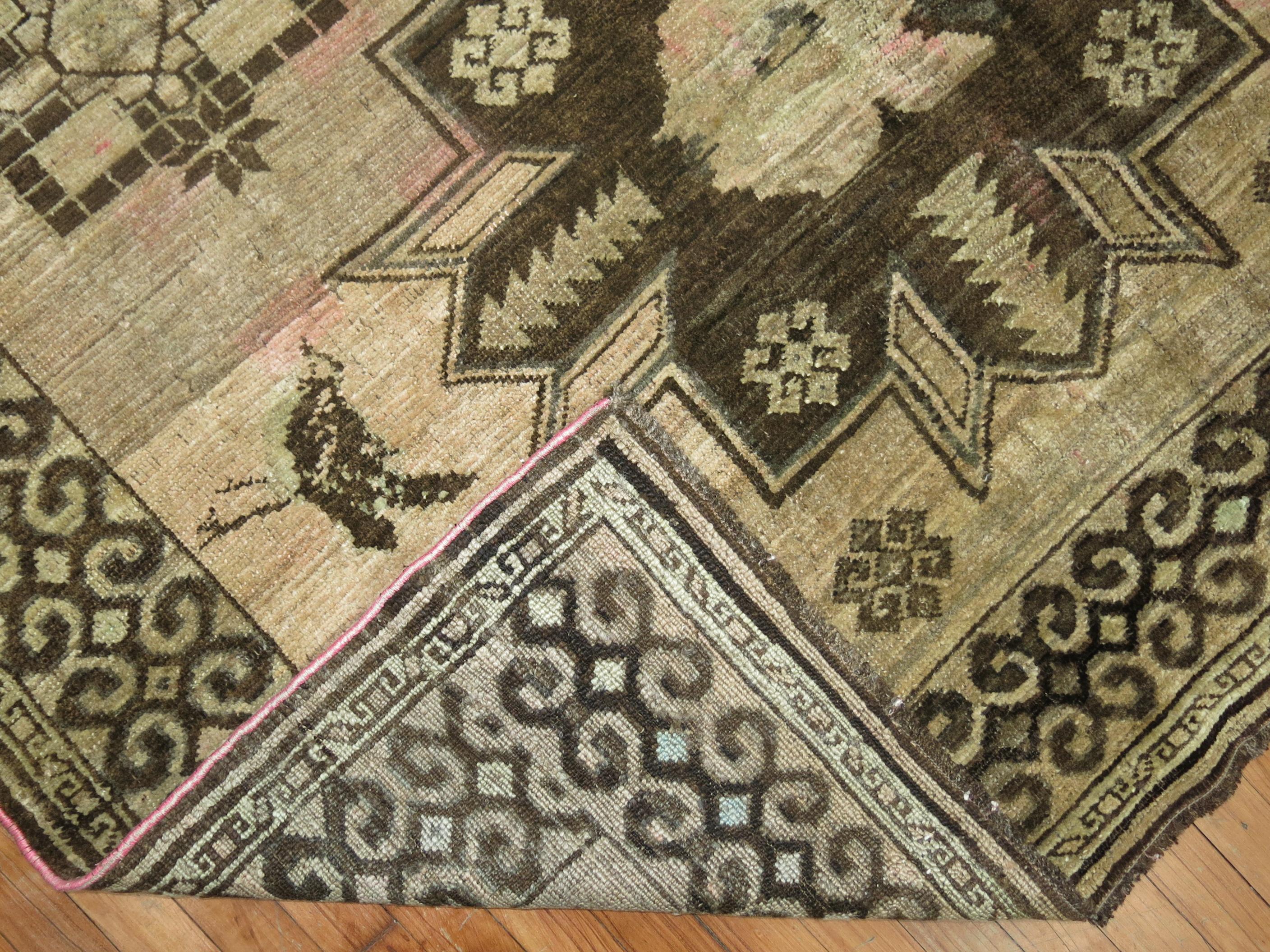 Maskuliner türkischer Teppich in Zimmergröße (20. Jahrhundert) im Angebot