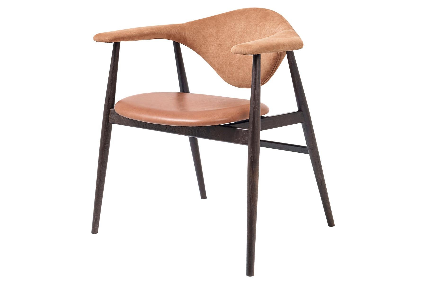 Noirci Chaise de salle à manger Masculo, entièrement tapissée, base en chêne fumé en vente