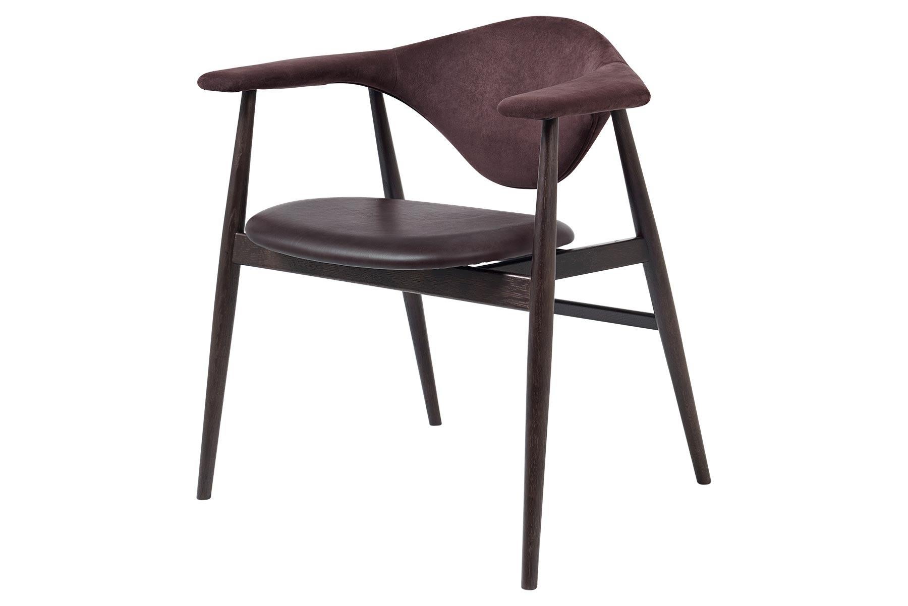 Chaise de salle à manger Masculo, entièrement tapissée, base en chêne fumé Neuf - En vente à Berkeley, CA