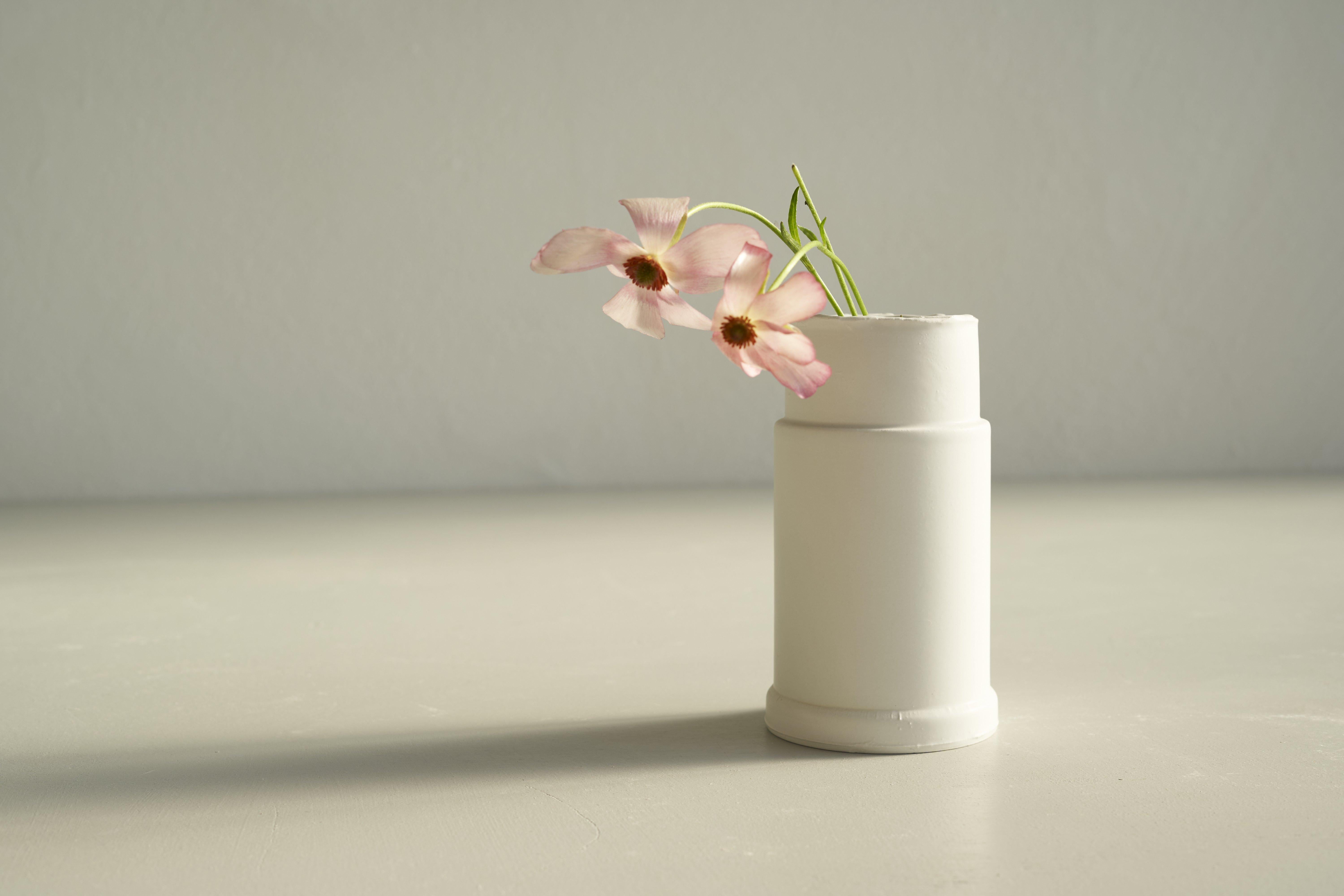 Vaso Maser di Jenna Basso Pietrobon
Dimensioni: D. 8 x H. 14 cm
Materiali: Ceramica.


Jenna Basso Pietrobon, nata nel 1986, è un'artista il cui lavoro analizza i problemi della società attraverso la lente delle sue esperienze personali. Offre una