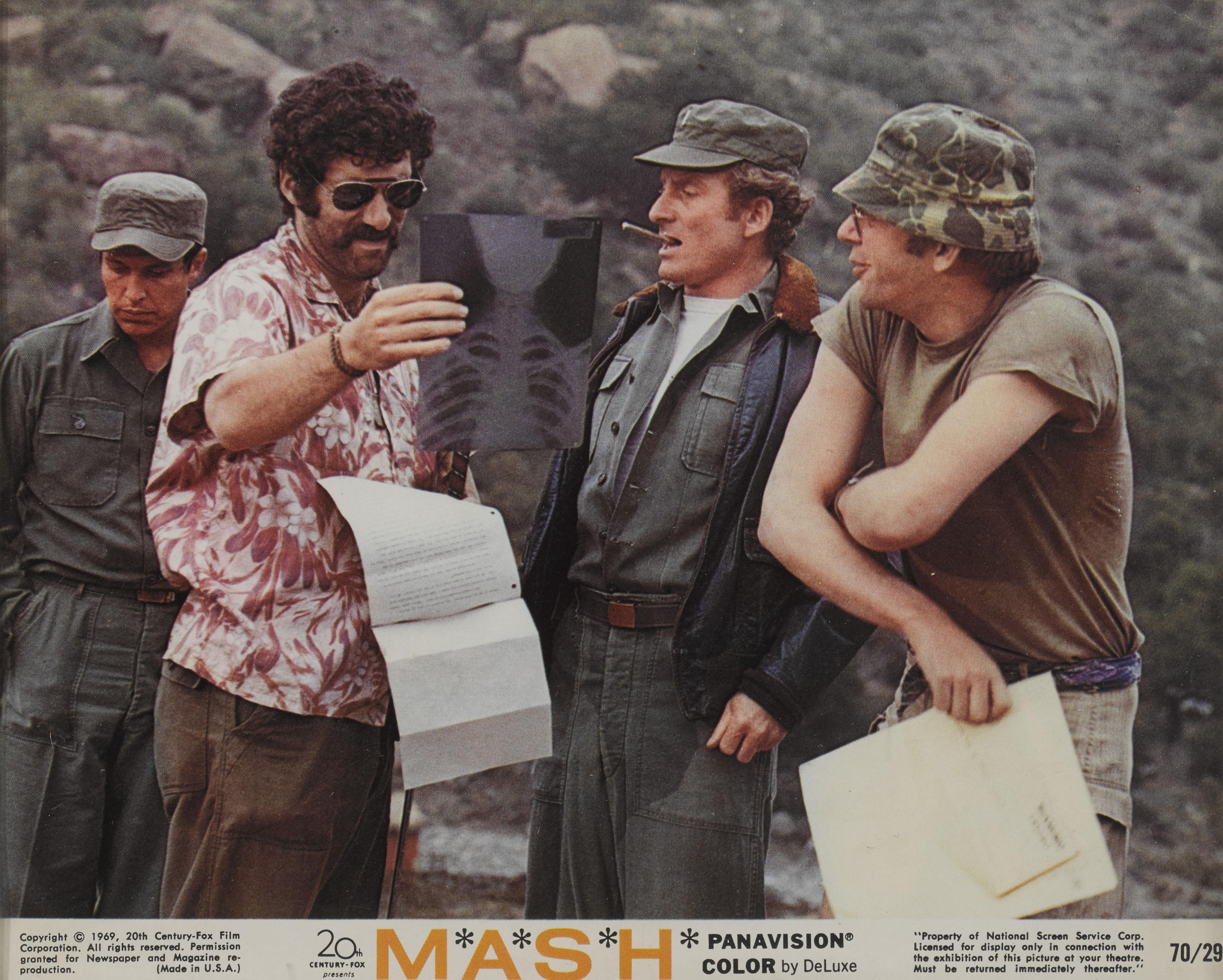 Originales amerikanisches Farbfotostandbild für den Film MASH von 1970.
Bei diesem Film führten Robert Altman und Donald Sutherland, Elliott Gould
Dieses Werk ist in einem Sapele-Holzrahmen mit säurefreien Passepartouts und UV-Plexiglas gerahmt.