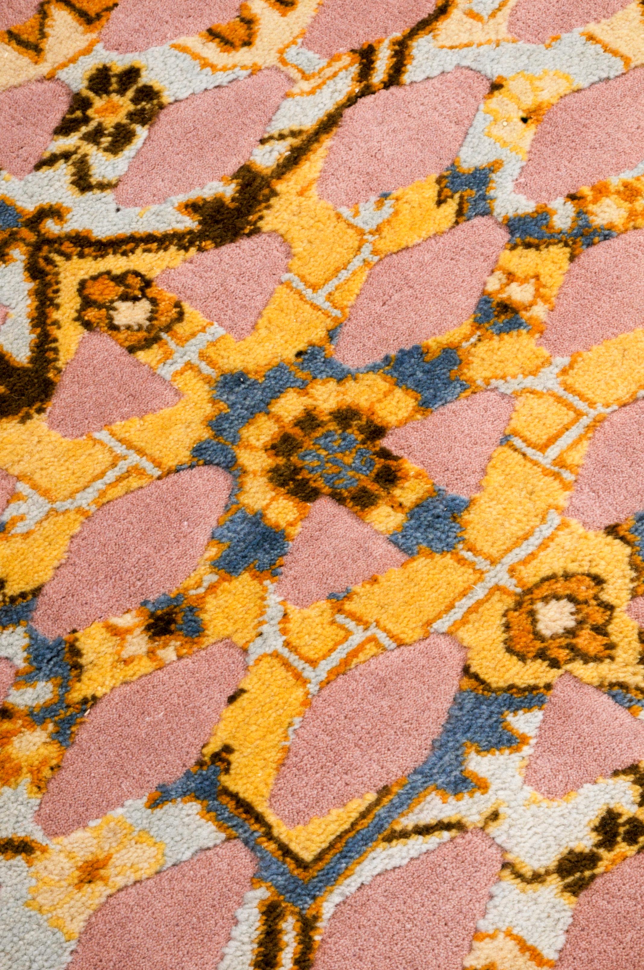Mash-Up III - Yellow Paolo Giordano Modern Design Rug Carpet Wool Handknotted (tapis de laine noué à la main)

Il s'agit de la superposition d'un graphisme familier - utilisé dans des applications industrielles telles que les tôles et les panneaux
