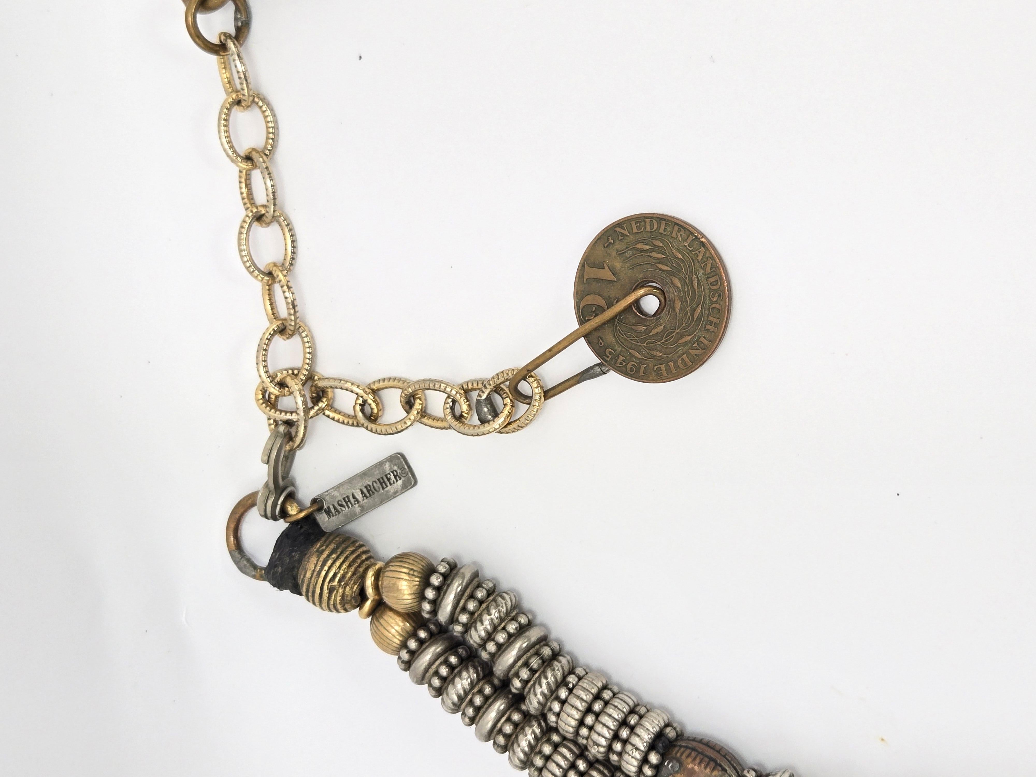Artisan Masha Archer, collier à double rang de couronnes en bronze du Cameroun en vente