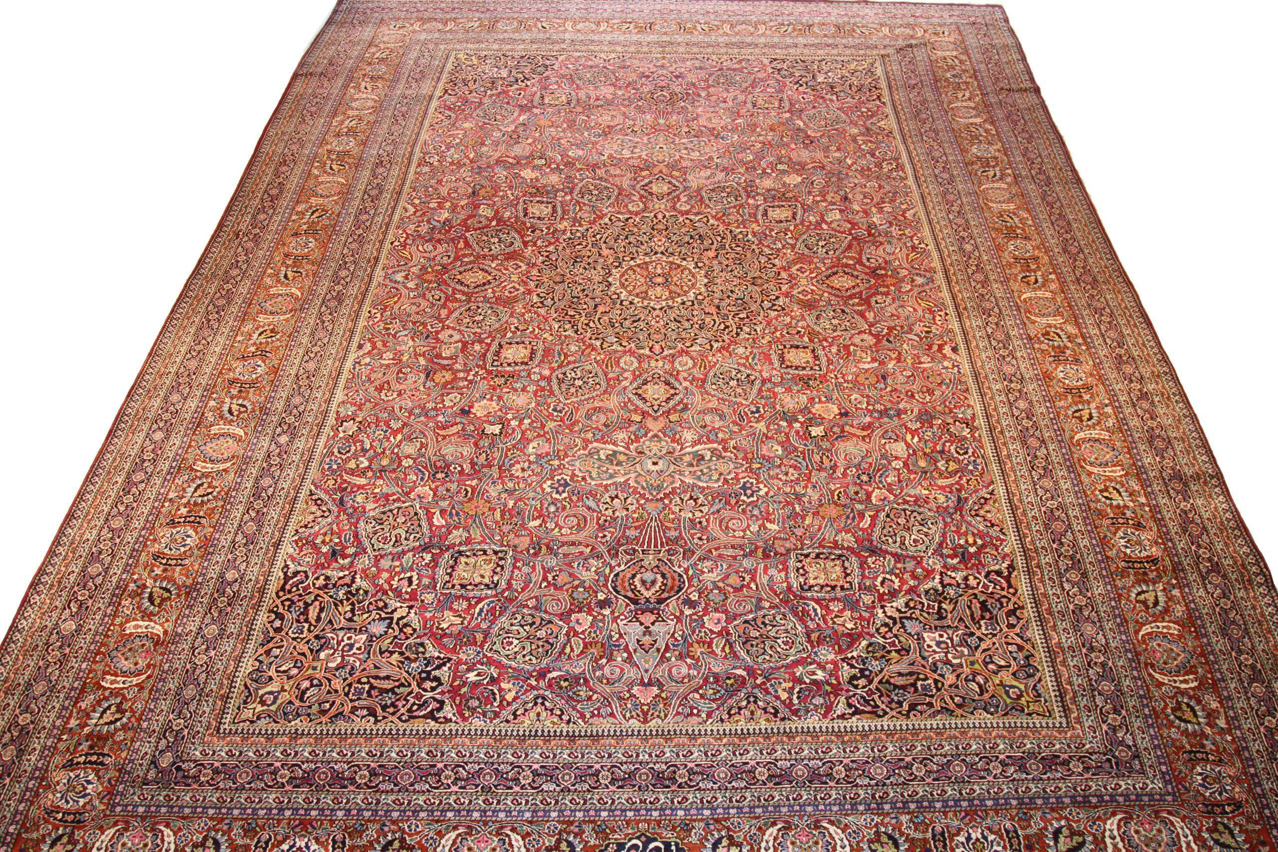 Scopri l'eleganza di questo Mashad unico, caratterizzato da una splendida lavorazione artigianale del 1880 circa. Progettato con una meticolosa attenzione ai dettagli, questo design esclusivo è perfetto per valorizzare il tuo spazio.