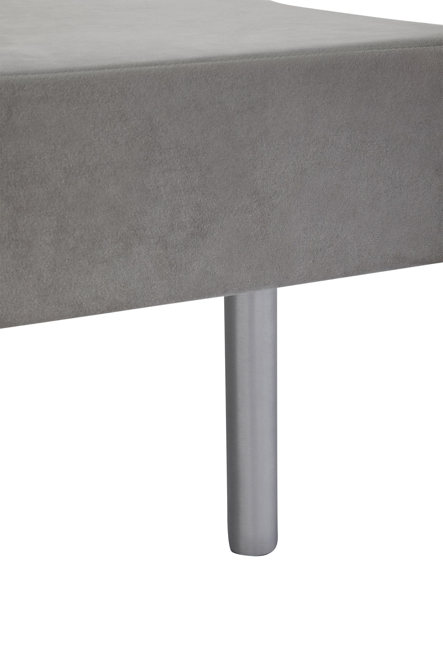 Die einzigartige Persönlichkeit des Architekturbüros ist in einem verspielten Sofa mit einer auffälligen visuellen Präsenz untergebracht. Arquitectura-G spielt mit dem Konzept der Solidität durch extrem einfache Körper. Die prismatischen