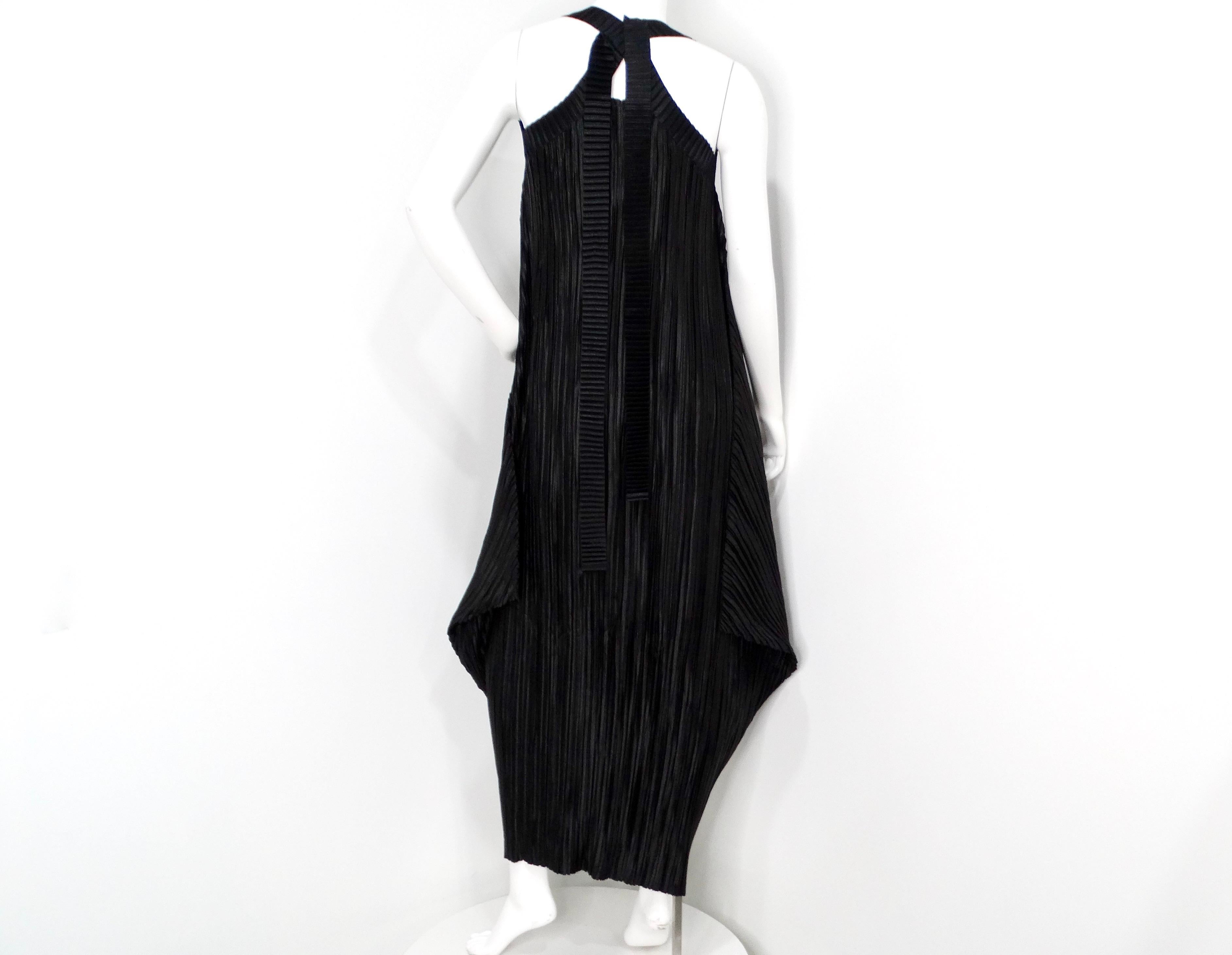 La robe longue plissée noire à manches bras de Mashiah Arrive 2000s est une pièce remarquable qui allie merveilleusement l'esthétique moderne à l'élégance intemporelle. Cette robe sans manches présente une forme géométrique unique qui flatte la