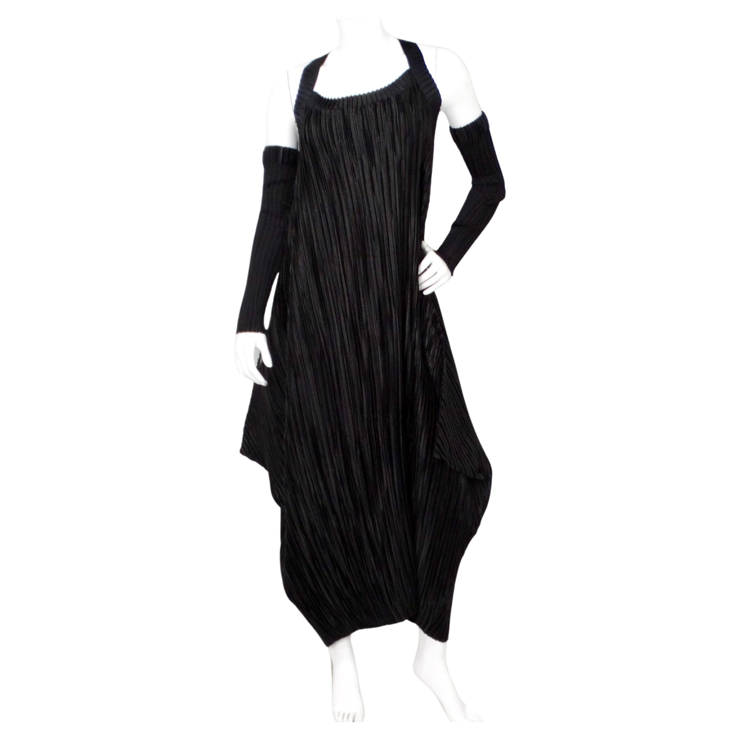 Mashiah Arrive 2000s Robe longue plissée noire avec manches à bras en vente