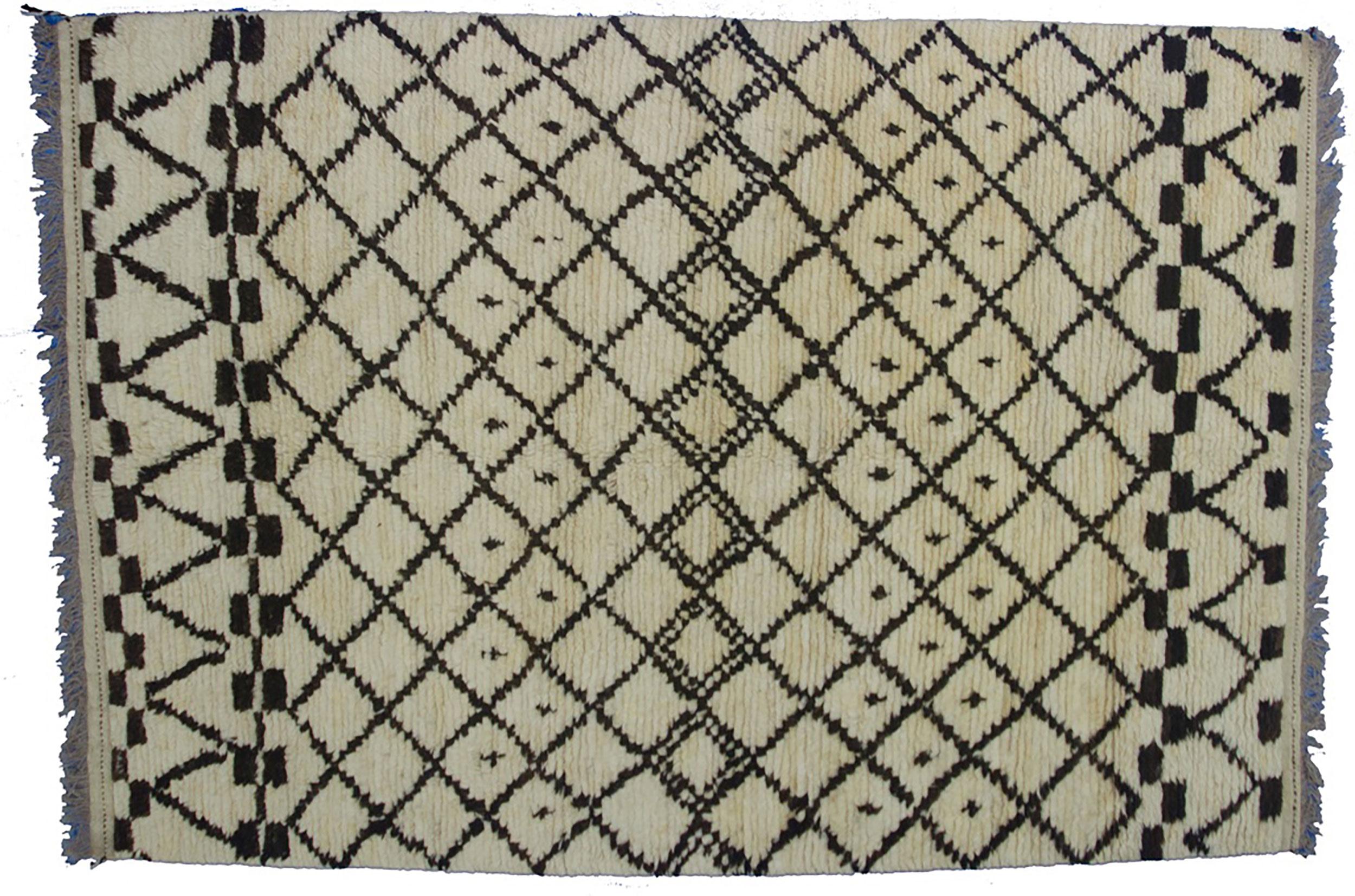 Un elegante tappeto Mashreq Gabbeh dall'Iran
Prodotto con lana filata a mano di altissima qualità e non tinta. Il design semplice e la combinazione di colori lo rendono un sogno per gli arredatori. Il morbido pelo lungo è molto piacevole da