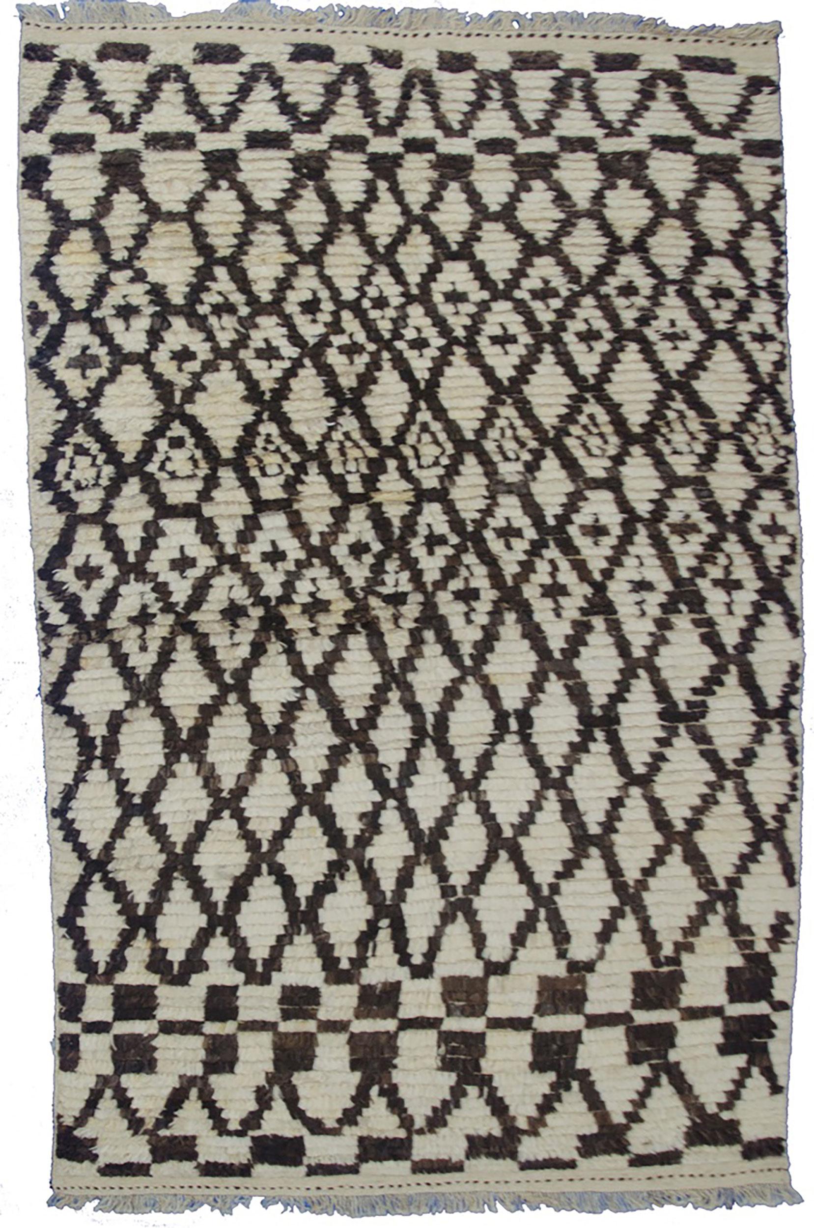 Un elegante tappeto Mashreq Gabbeh dall'Iran
Prodotto con lana filata a mano di altissima qualità e non tinta, il design semplice e la combinazione di colori lo rendono un sogno per gli arredatori. Il morbido pelo lungo è molto piacevole da