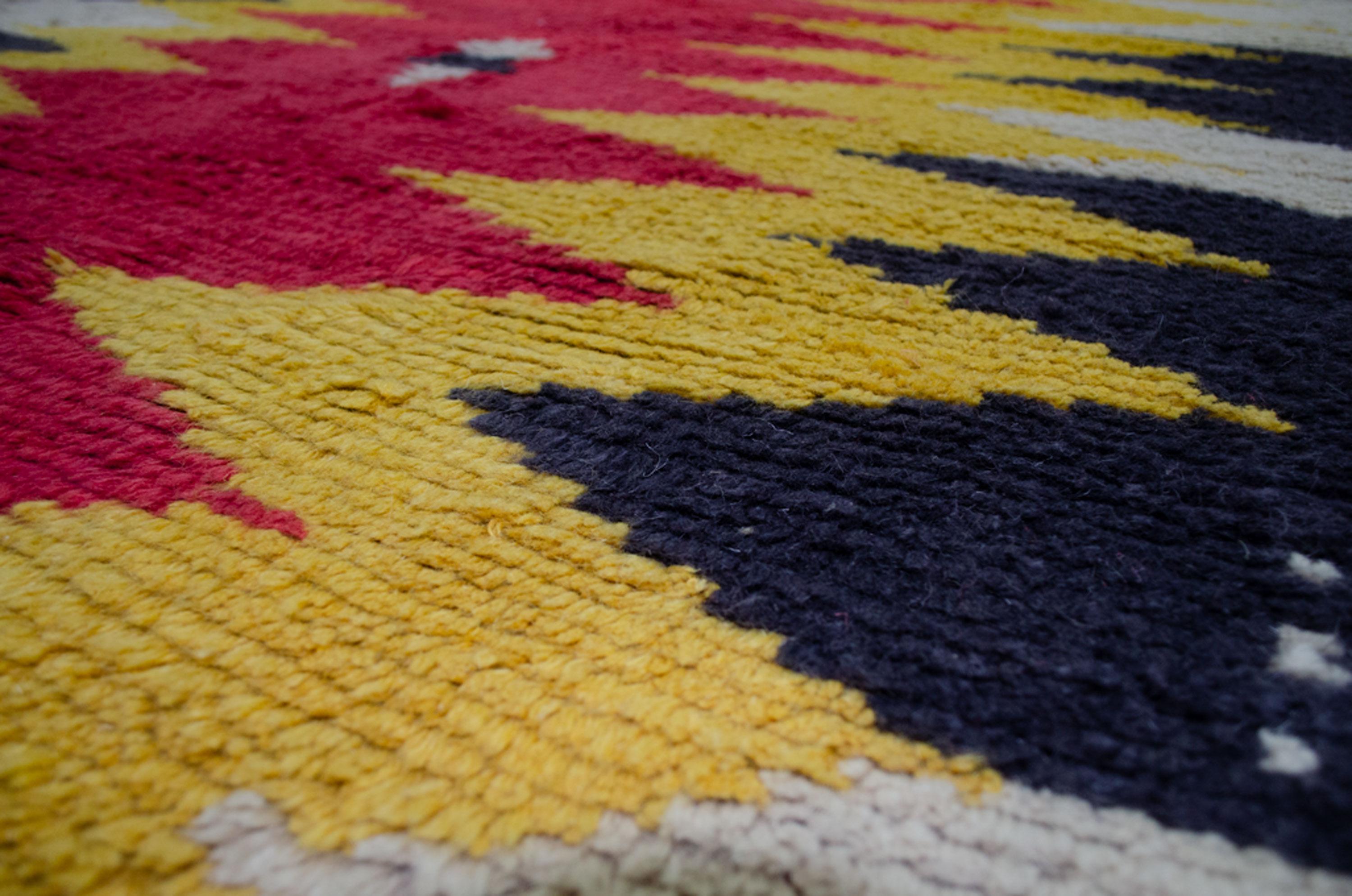 Dies ist ein neues Design mit kräftigen Mustern und Farben in diesem Stück, das aus weicher Wolle von guter Qualität besteht. Dieses Stück kann auf Bestellung in verschiedenen Größen und Farben angefertigt werden.