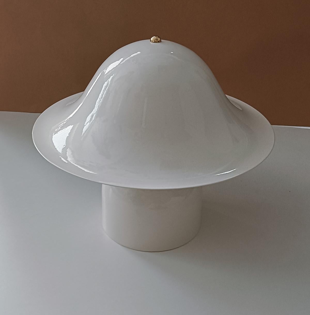 Mash - lampe de table en laiton et blanc brillant, fabriquée à la main. 

Le fil et l'interrupteur peuvent être ajustés (choisissez parmi ceux proposés ou choisissez le vôtre), la longueur du fil est à commander. . Cette lampe peut être câblée pour