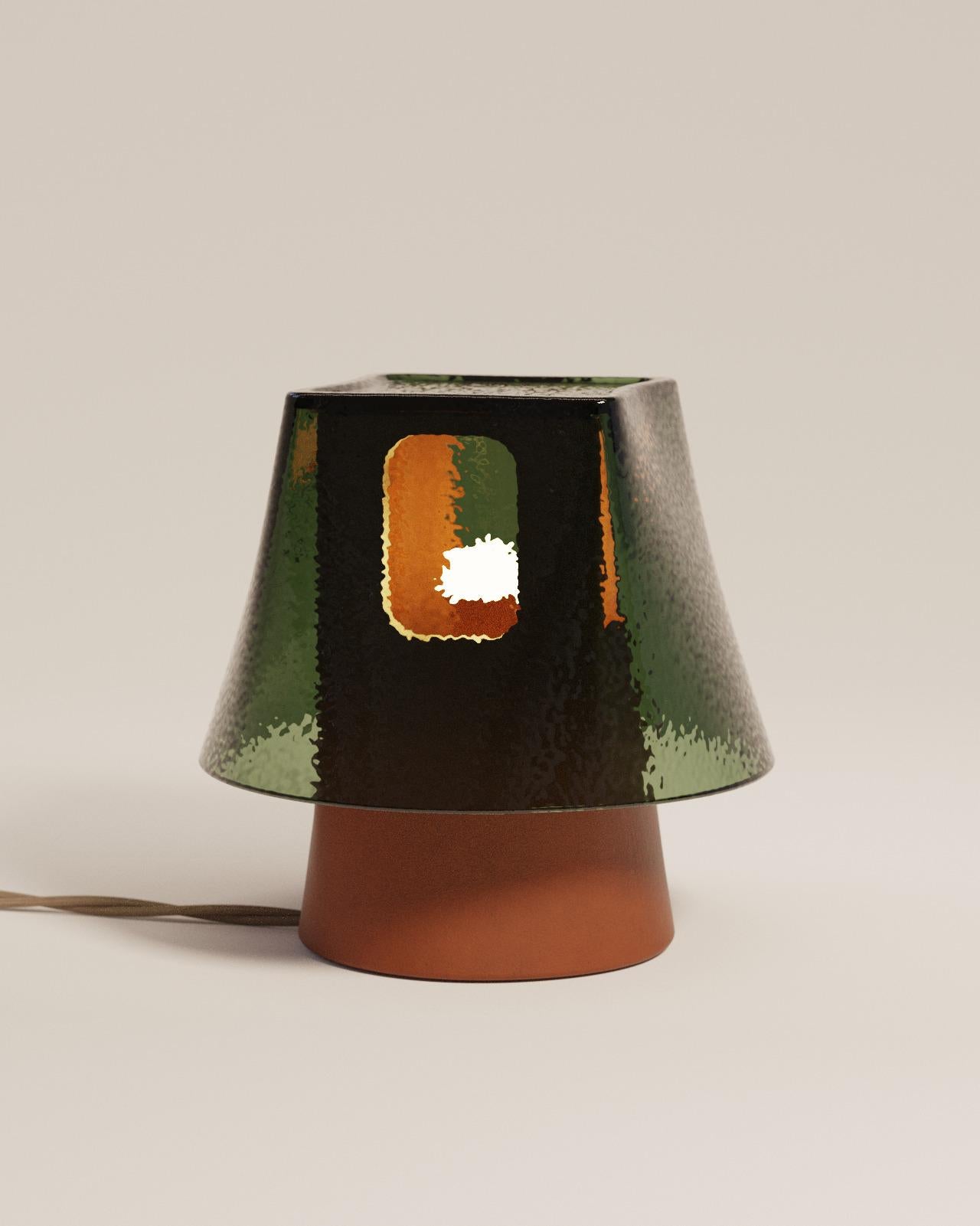 Lampe à poser Masia de Luis Gimeno
Dimensions : L 30 x D 30 x H 36 cm
MATERIAL : Céramique et verre. 

Cette lampe en céramique de Luis Gimeno Design/One est accompagnée d'un abat-jour vert pour ajouter une touche de couleur à la lumière qu'elle