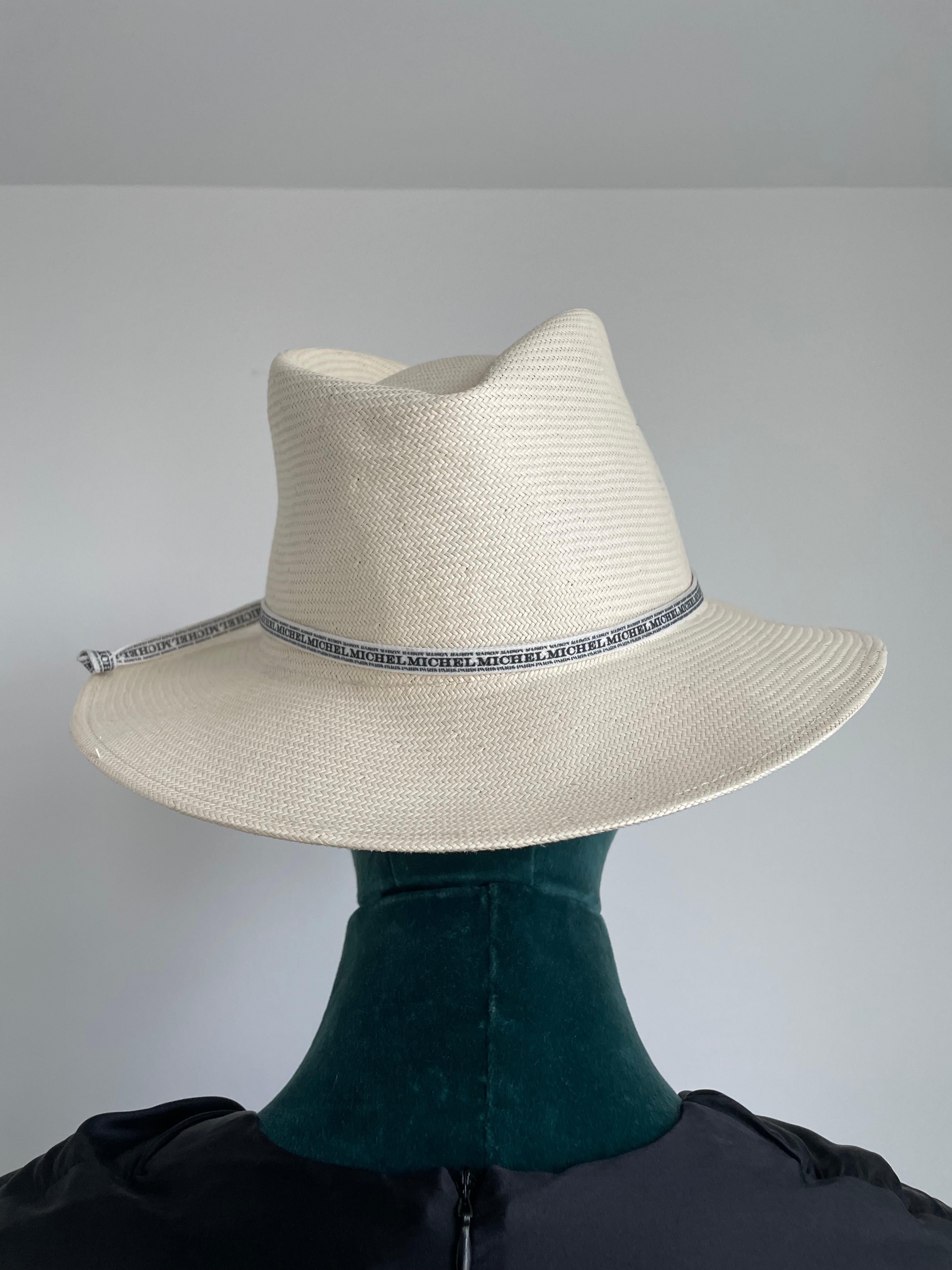 Design/One :
Le chapeau Fedora enroulable de la Maison Michel André est conçu pour allier sans effort mode et fonctionnalité. La silhouette intemporelle du fedora, avec sa couronne pincée et son bord légèrement rabattu, respire la sophistication et