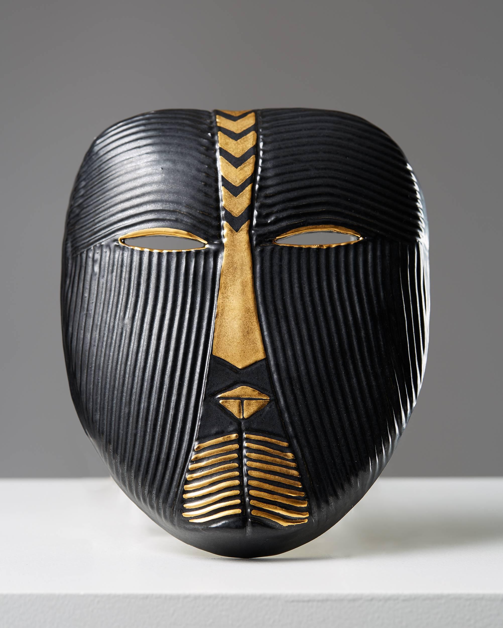 Mask designed by Lisa Larsson, 
Sweden, 1950s. 

Stoneware and hand-painted decor.

Probably unique in this decor.

Measures: H 21.6 cm/ 8 1/2