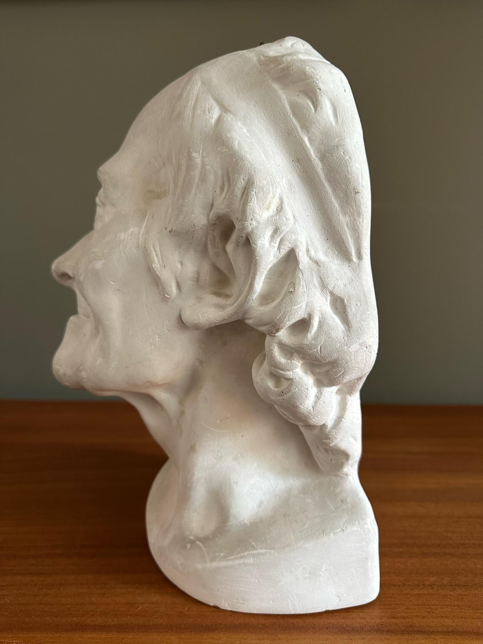 This mask of Voltaire (1694-1778) the French enlightment writer, is from the full-length statue, created by Jean-Antoine Houdon.
Voltaire was 83 years old when this statue is made of him.

Made out of plaster and it can stand but Aldo hangend on the
