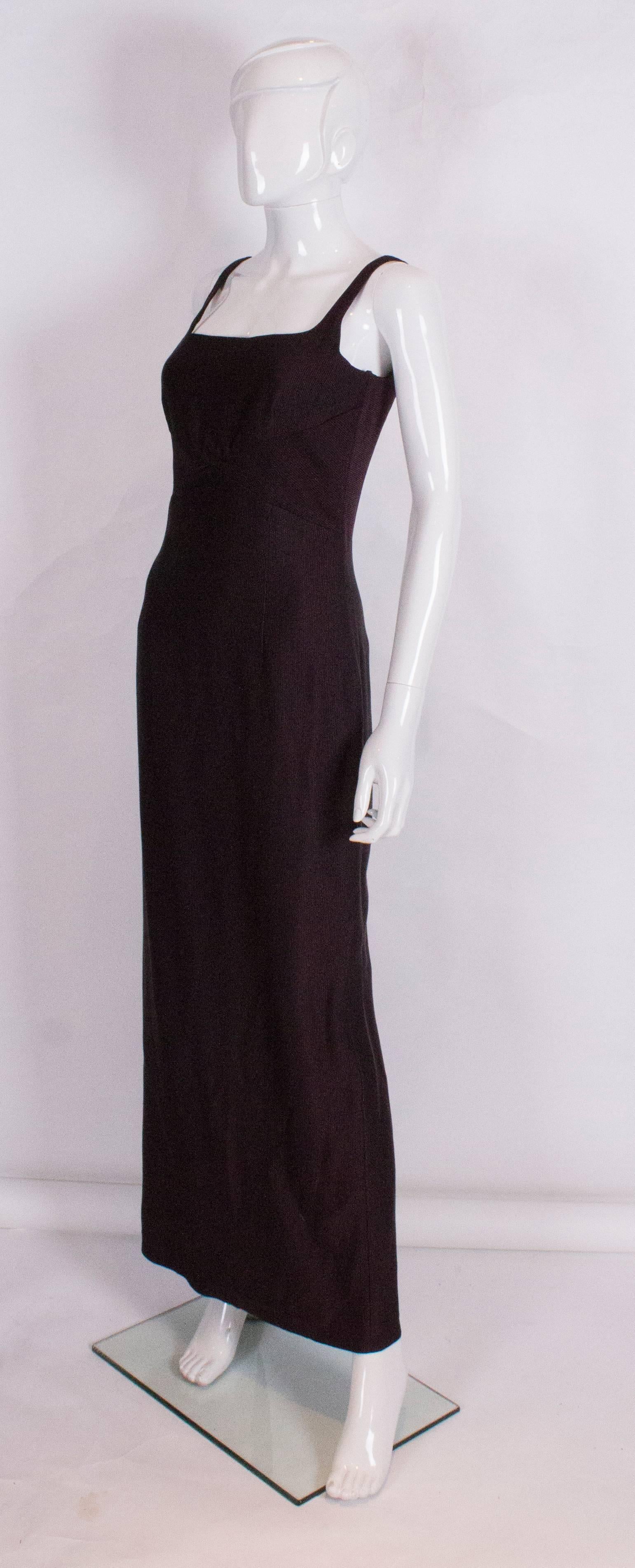 Ein elegantes auberginefarbenes Kleid von Maska Luxe aus einem gerippten Woll-Seiden-Gemisch mit einem Rundhalsausschnitt vorne und hinten. Das Kleid ist vollständig gefüttert und hat einen 23'' Schlitz am Rücken.