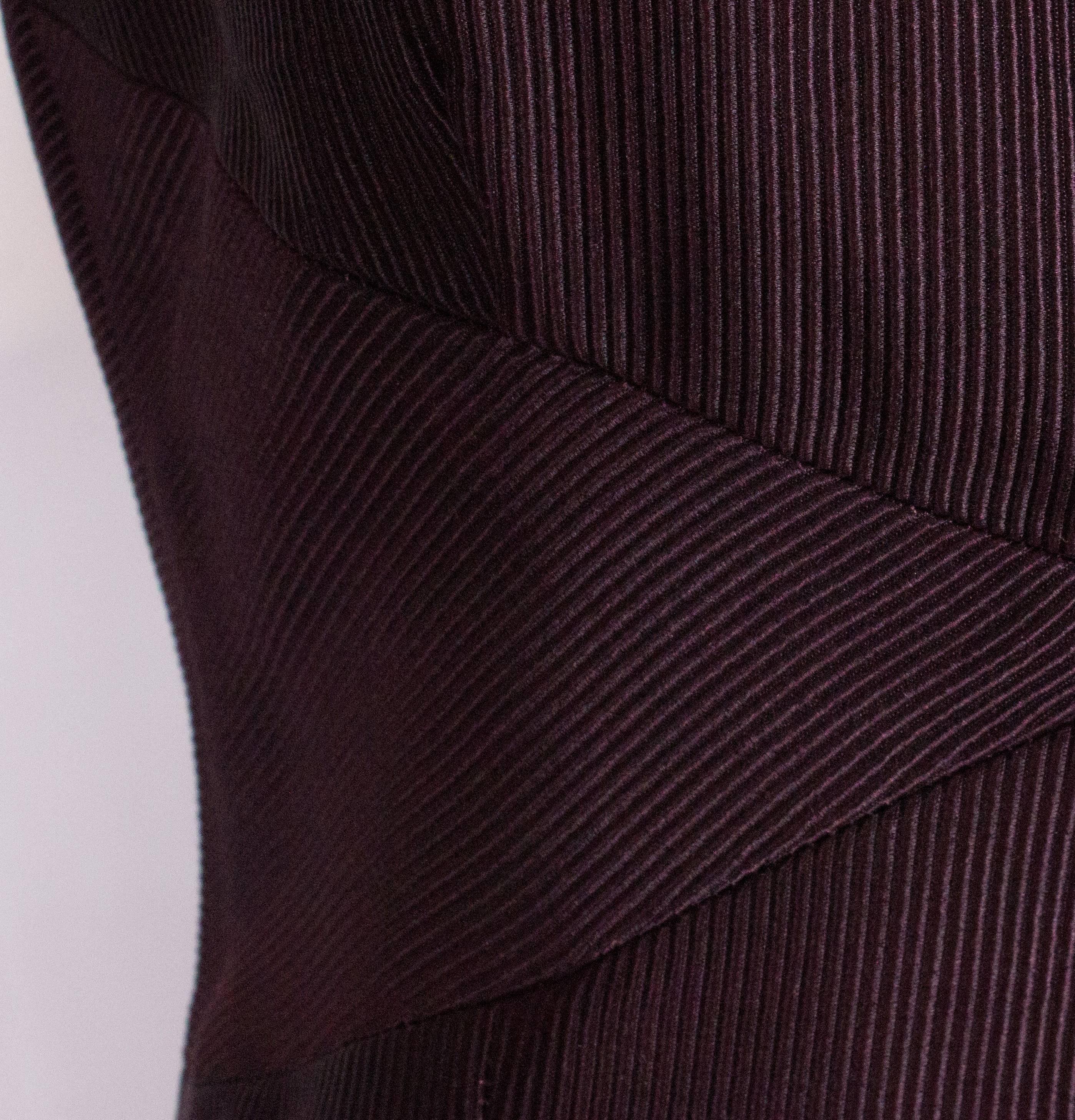 Maska Luxe  Geripptes Aubergine-Kleid im Angebot 1