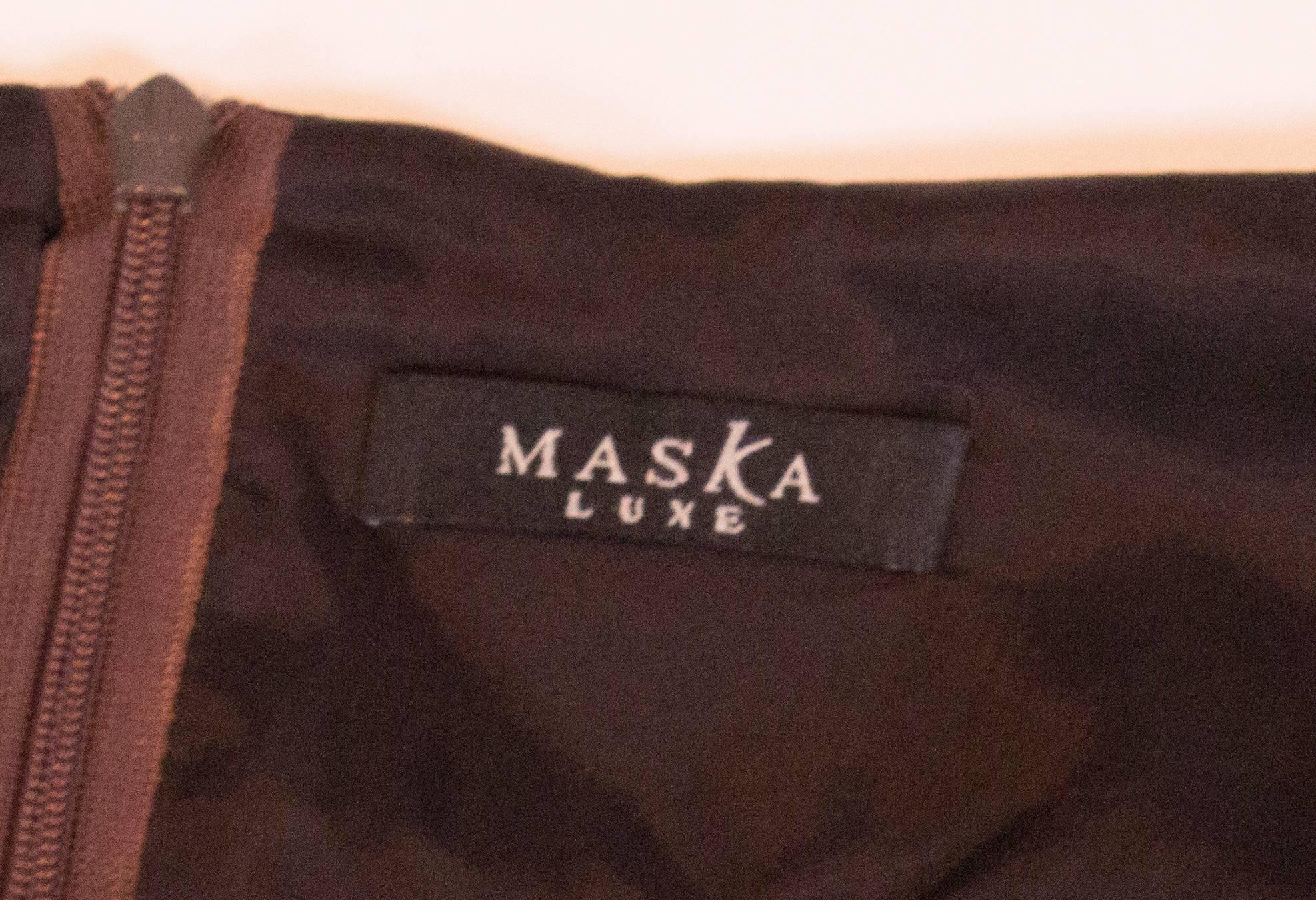 Maska Luxe  Geripptes Aubergine-Kleid im Angebot 2