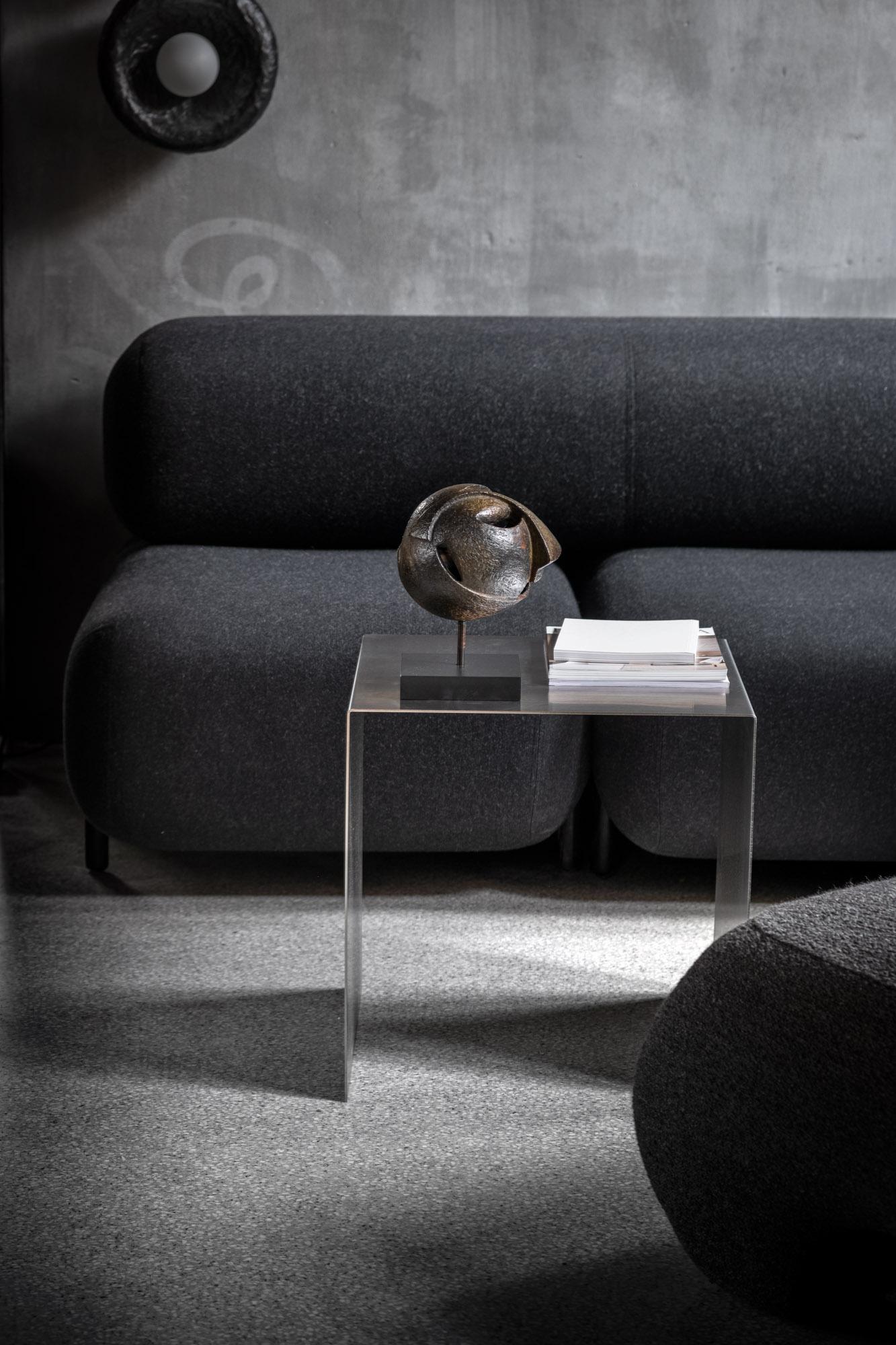 Postmoderno Scultura in bronzo Masked Soul di Gardeco Objects in vendita