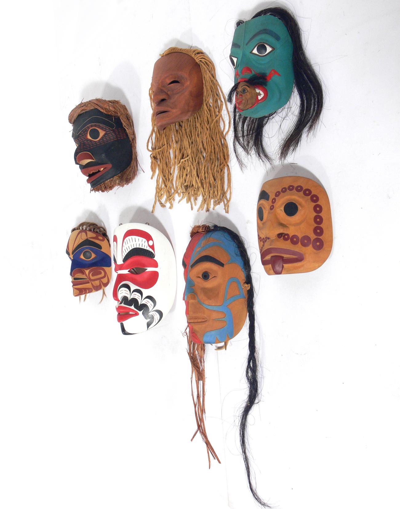 Sélection de masques de style amérindien du nord-ouest du Pacifique, sculptés et peints à la main par le sculpteur, vers les années 1990. Ils mesurent : rangée du haut, de gauche à droite : 9 