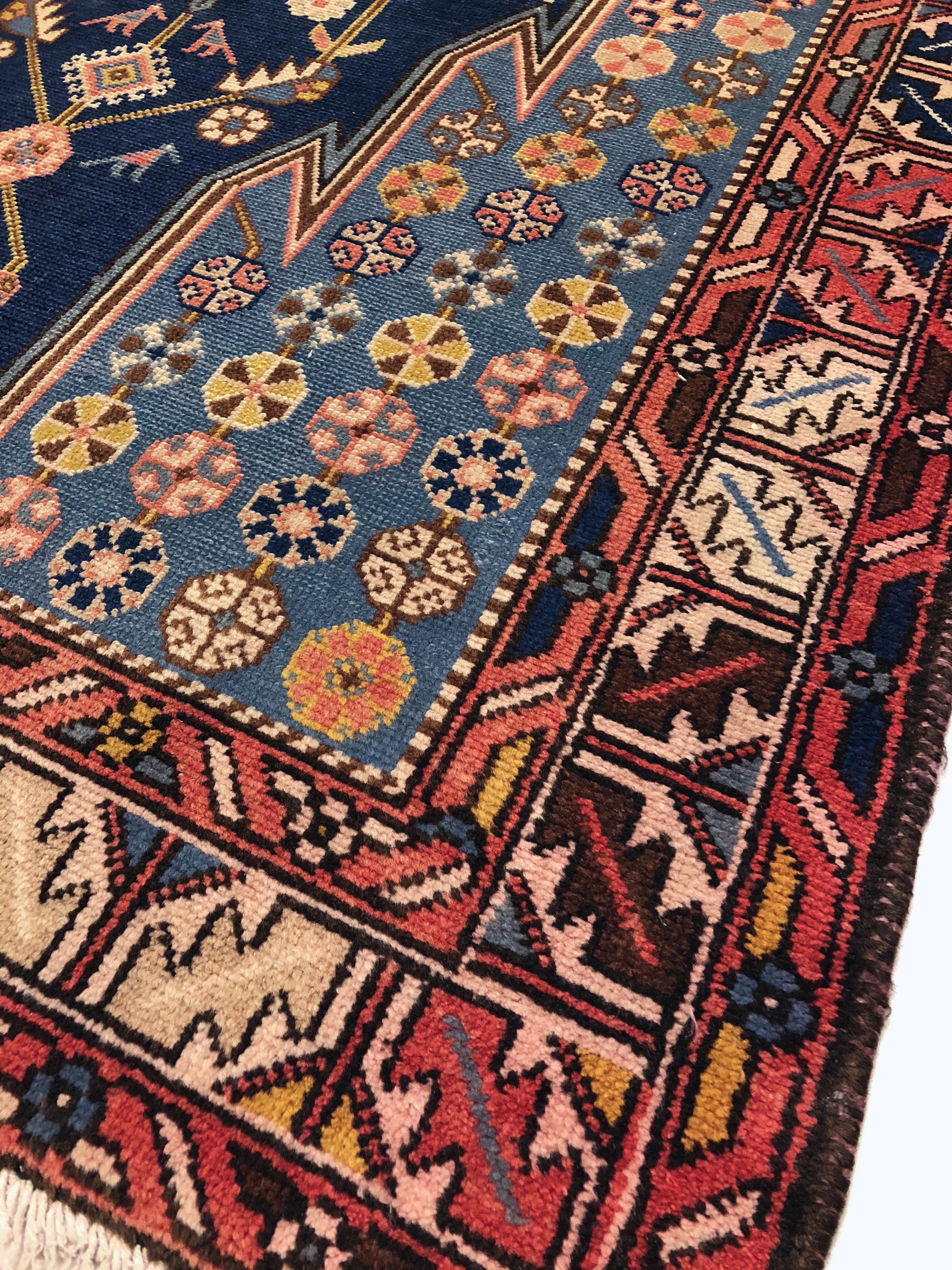 Dieser außergewöhnliche Maslaghan-Teppich aus der Region Hamadan im Nordwesten Persiens stammt aus der Zeit um 1900 und zeigt die unverwechselbare Kunstfertigkeit, für die diese dörflichen Knüpfungen berühmt sind. Der Teppich wurde vollständig von
