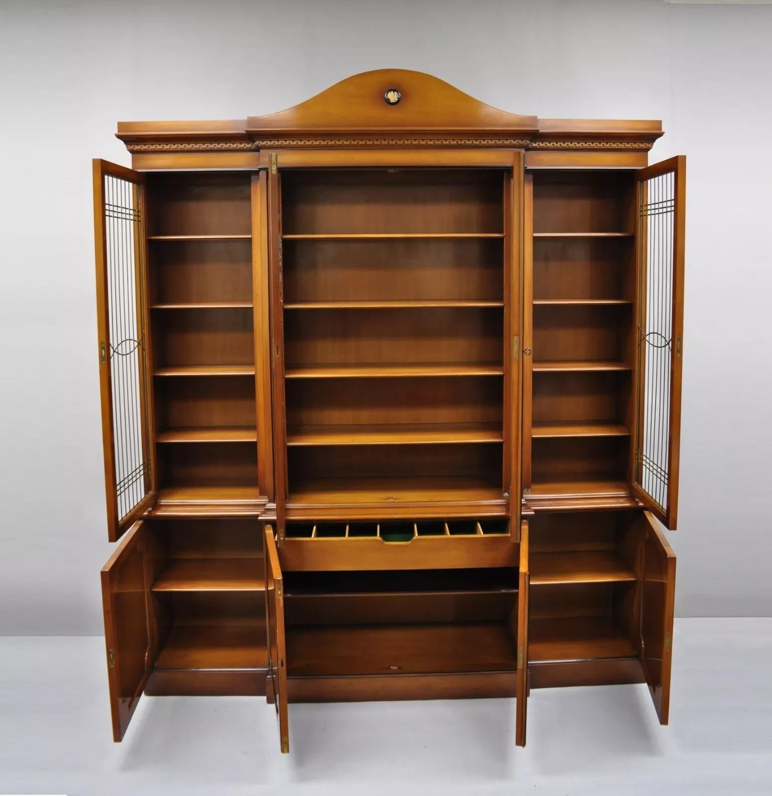 Mobile libreria in stile impero francese in mogano con griglia in ottone. L'articolo presenta una struttura in 2 parti, 8 ante a battente, serratura e chiave funzionanti, 1 cassetto a coda di rondine, 15 ripiani regolabili, artigianato americano di