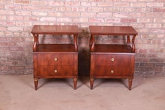 Paire de tables de nuit Louis XVI en noyer:: de style Régence française:: Maslow Freen