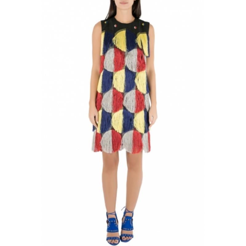 ¿No es precioso este vestido de Mason? Este vestido azul tiene un diseño chic y luce un panel negro en contraste en el escote sin tirantes y una elegante silueta lápiz. Seguro que te queda genial y puedes combinarlo bien con unas sandalias de tacón