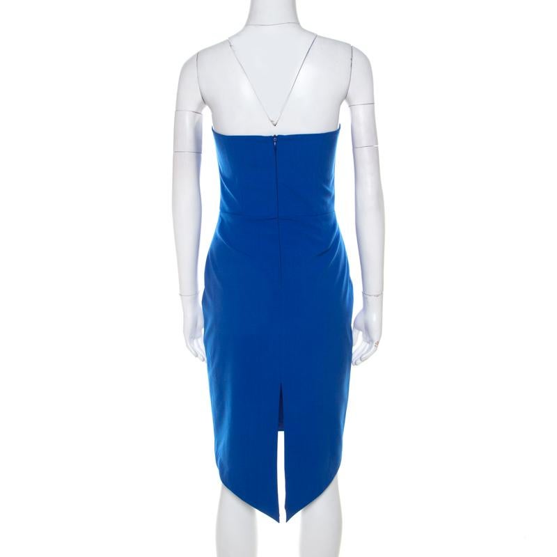 Ist dieses Kleid von Mason nicht einfach wunderschön? Dieses blaue Kleid hat ein schickes Design mit einem kontrastierenden schwarzen Einsatz am trägerlosen Ausschnitt und einer eleganten Bleistiftsilhouette. Es sieht an Ihnen sicher toll aus und