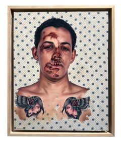 Bike Crash (Portrait de Langston) - Huile sur chemise d'hôpital, peinture, encadré