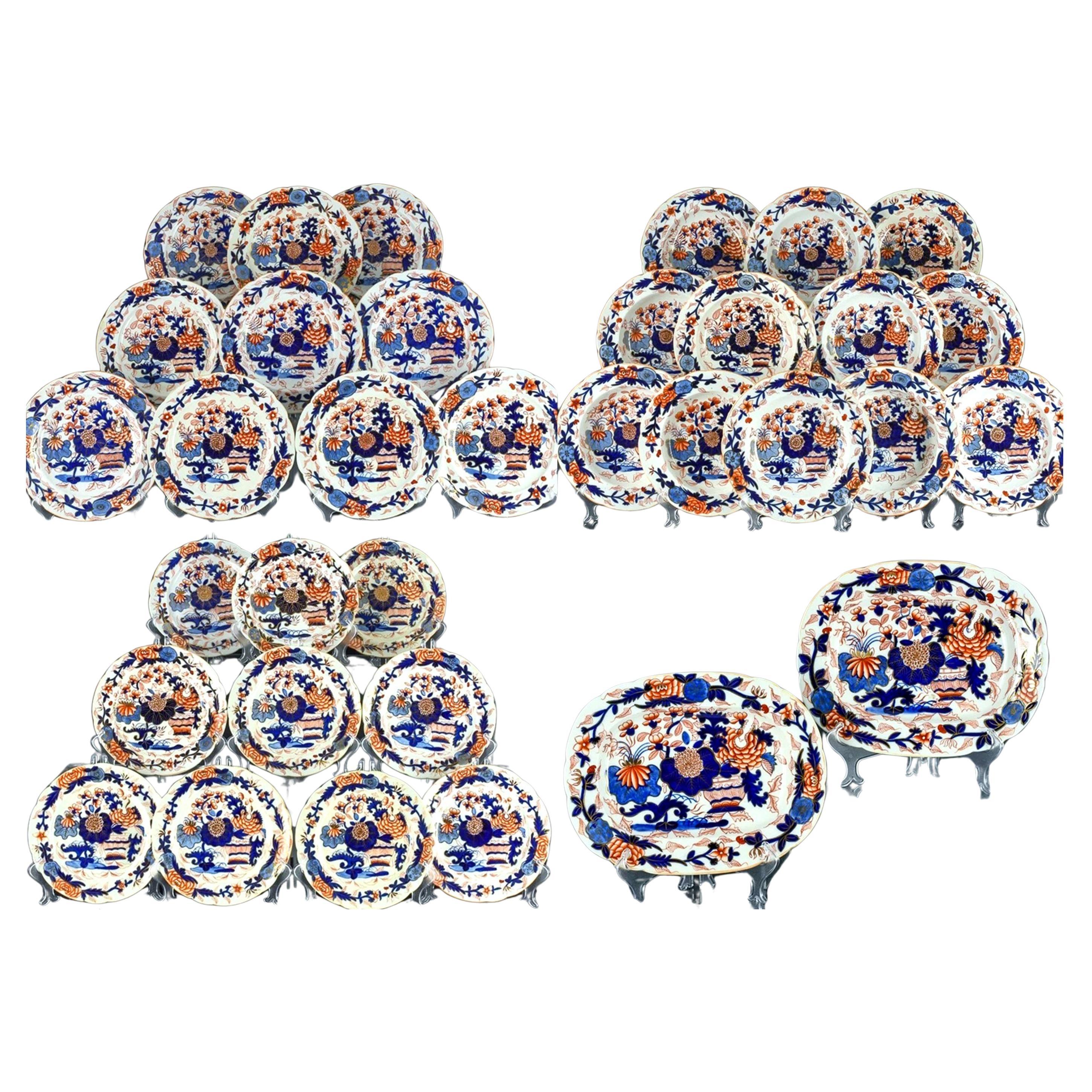 Mason Ironstone Part Service,
Japan Korb-Muster,
Vierunddreißig Stücke,
CIRCA 1835

Das Tafelservice Mason's Ironstone ist in einer Imari-Farbpalette gehalten  mit einem Muster, das als Japan-Korb bekannt ist.

Der Dienst besteht aus den folgenden