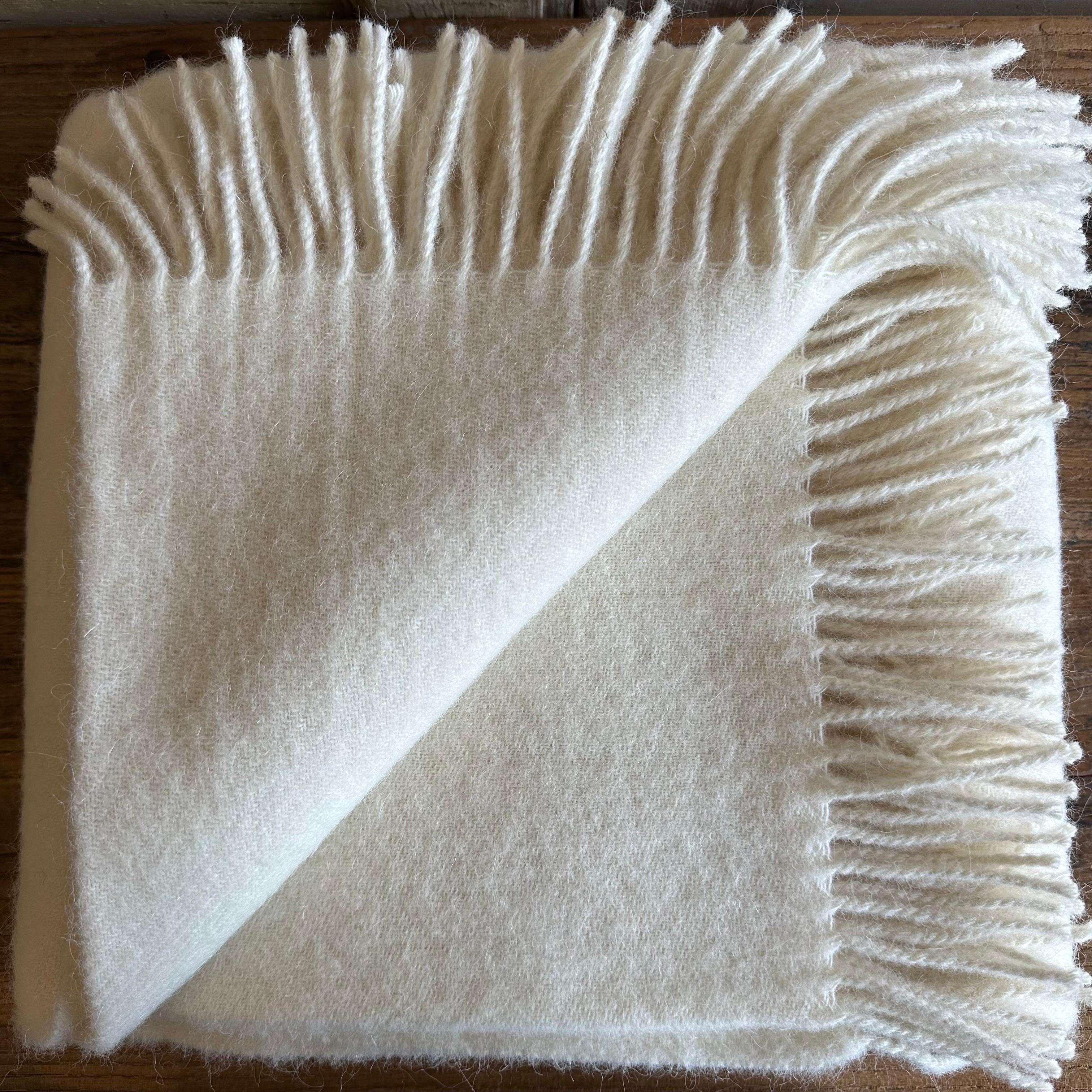 Mason Plush Alpaca Wool Throw with Fringe in Creme In New Condition For Sale In Brea, CA