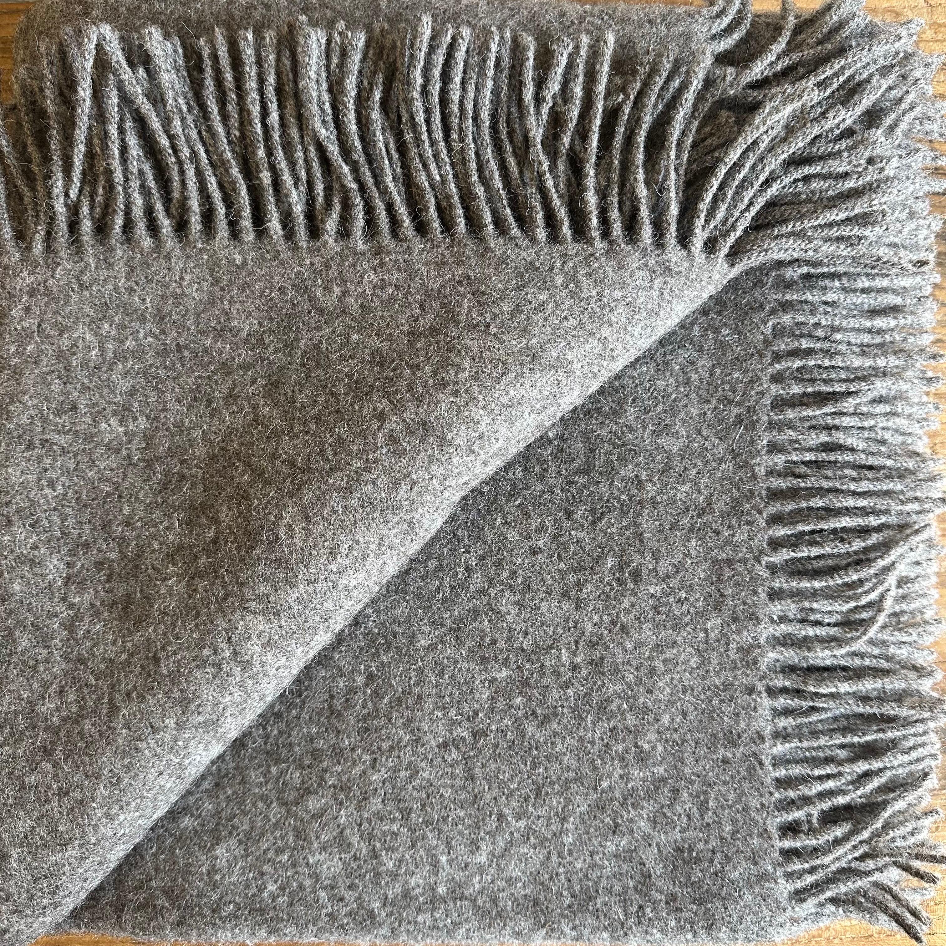 Lituanien Mason - Plaid en laine d'alpaga pelucheuse avec frange en gris foncé en vente