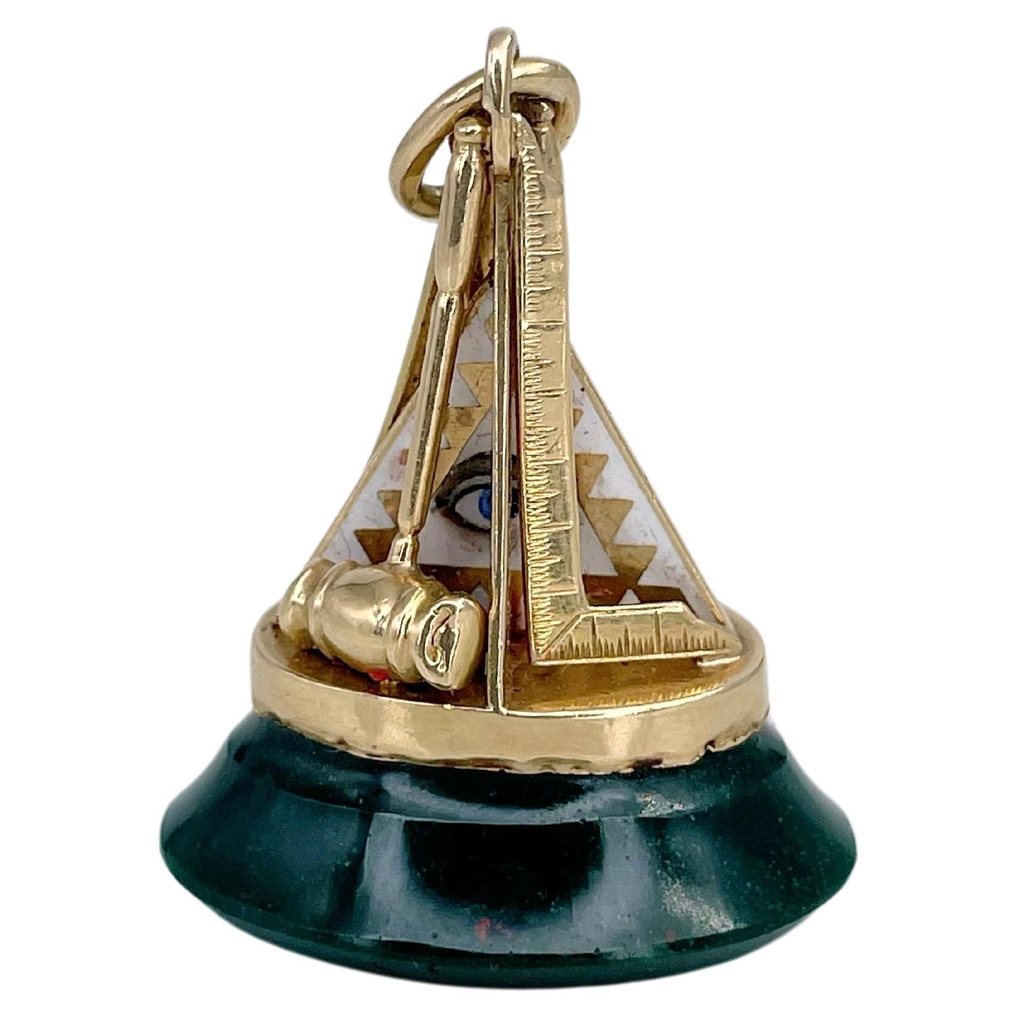 Pendentif masonique en or 18 carats avec œil voyant et émail Heliotrope Fob en vente