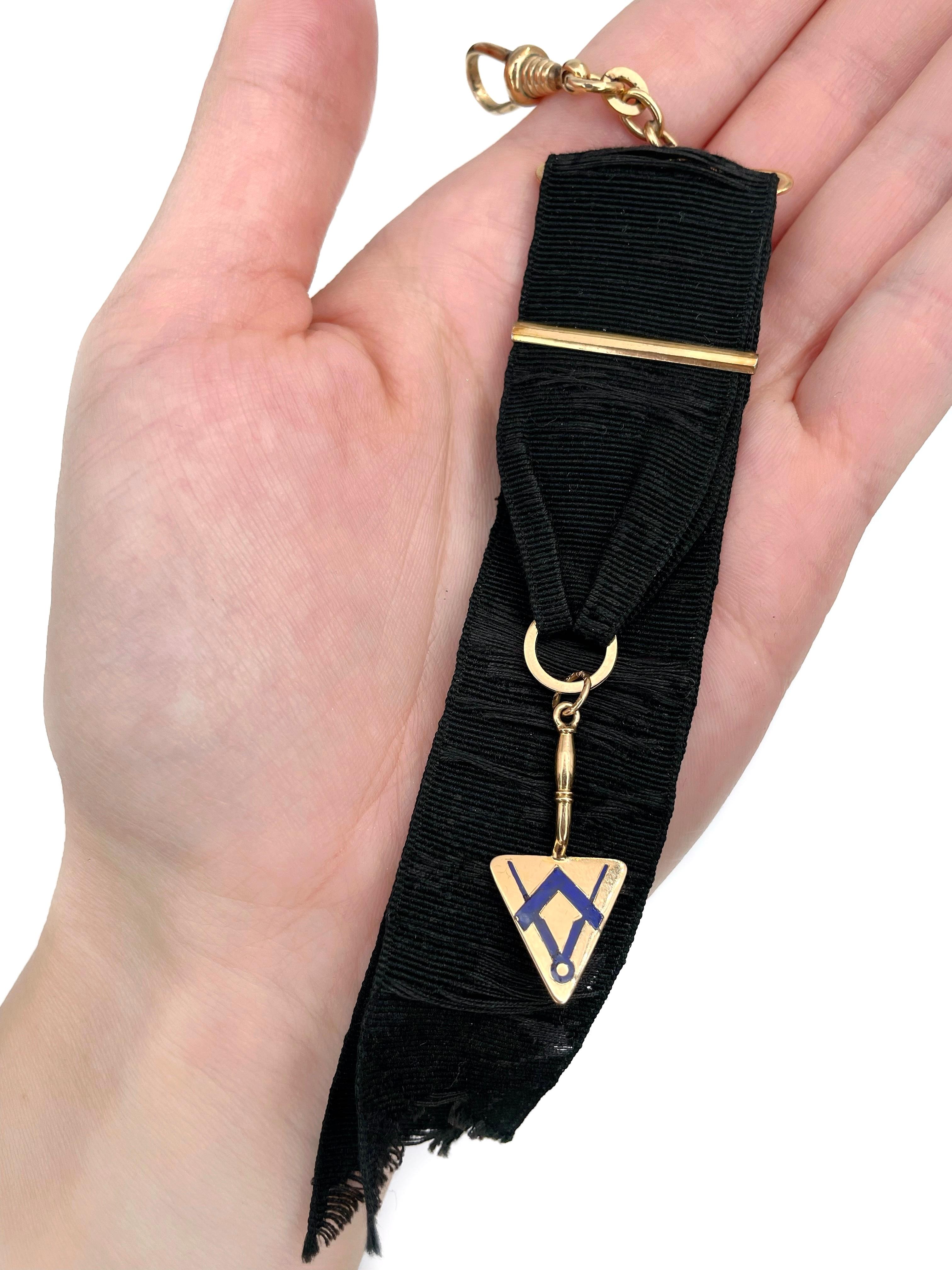 Masonic 18 Karat Gold Trowel Square Compasses Enamel Black Ribbon Fob Pendant In Good Condition For Sale In Vilnius, LT