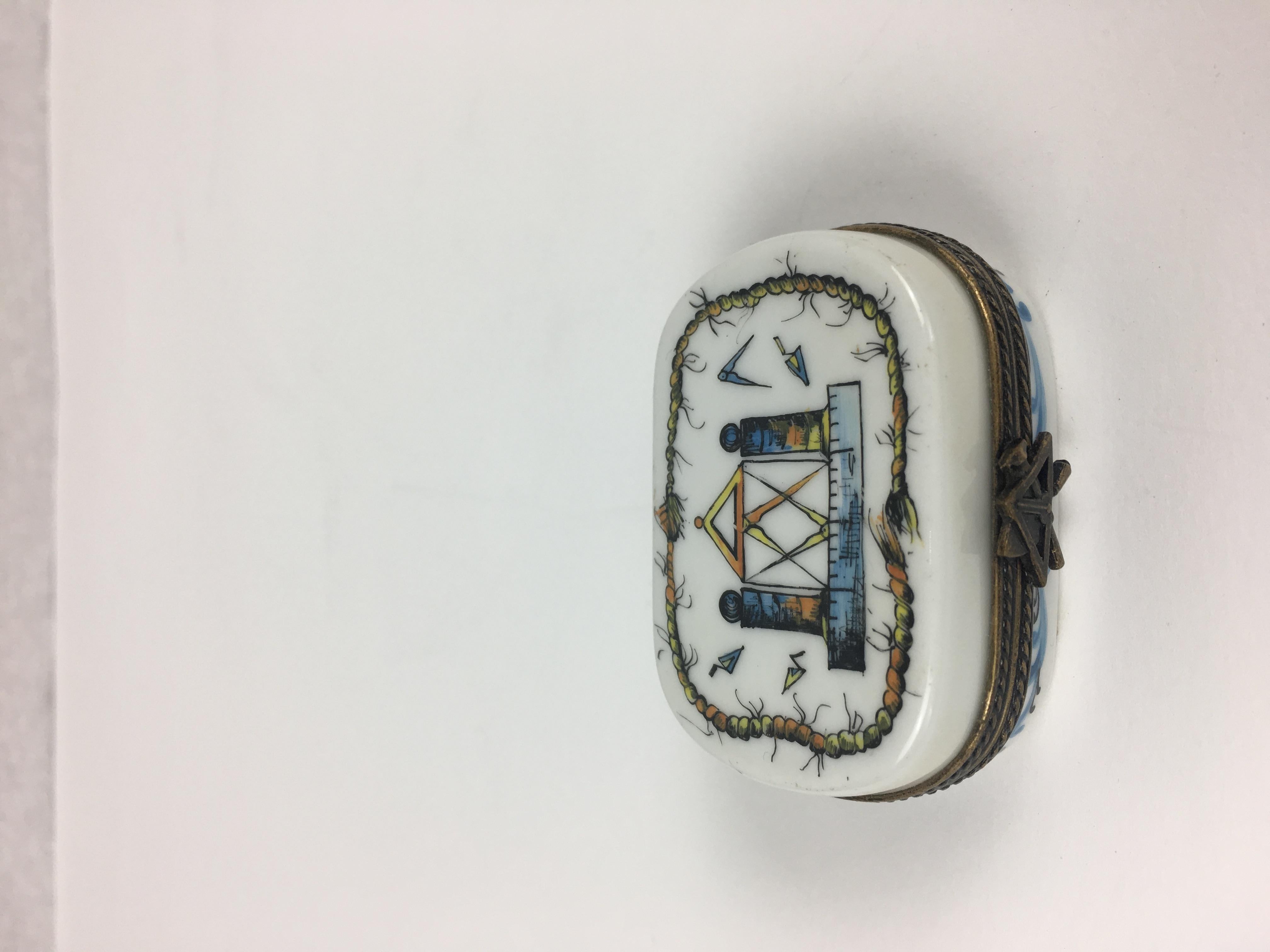Boîtes décoratives maçonniques du 19ème siècle en porcelaine de Limoges, France 10