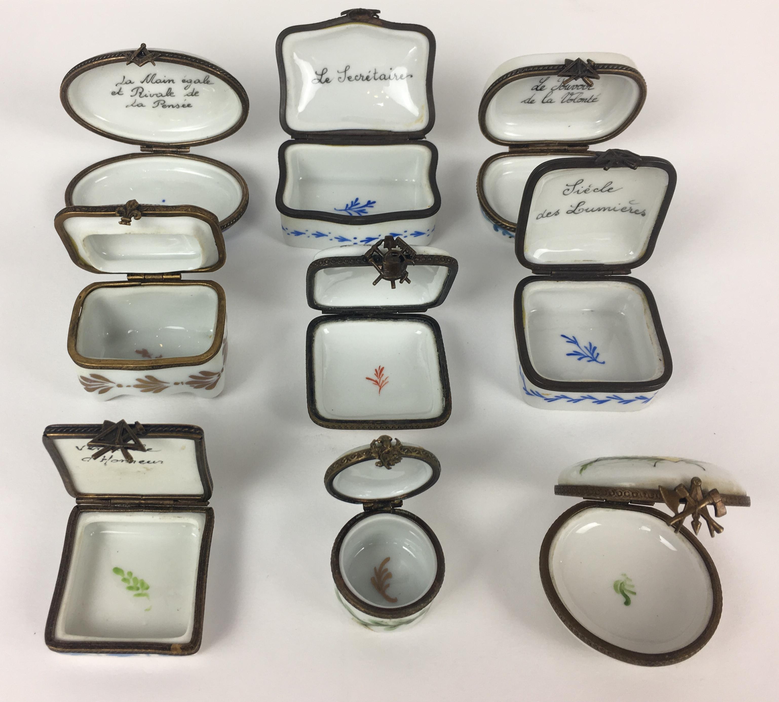 Collection de Franc Macon/Maconic
Boîtes à bijoux décoratives du 19ème siècle en porcelaine de Limoges, peintes à la main, de différentes formes et tailles.
Fabriqué à la main en France, vers 1880.

La plus grande boîte en porcelaine mesure : 2