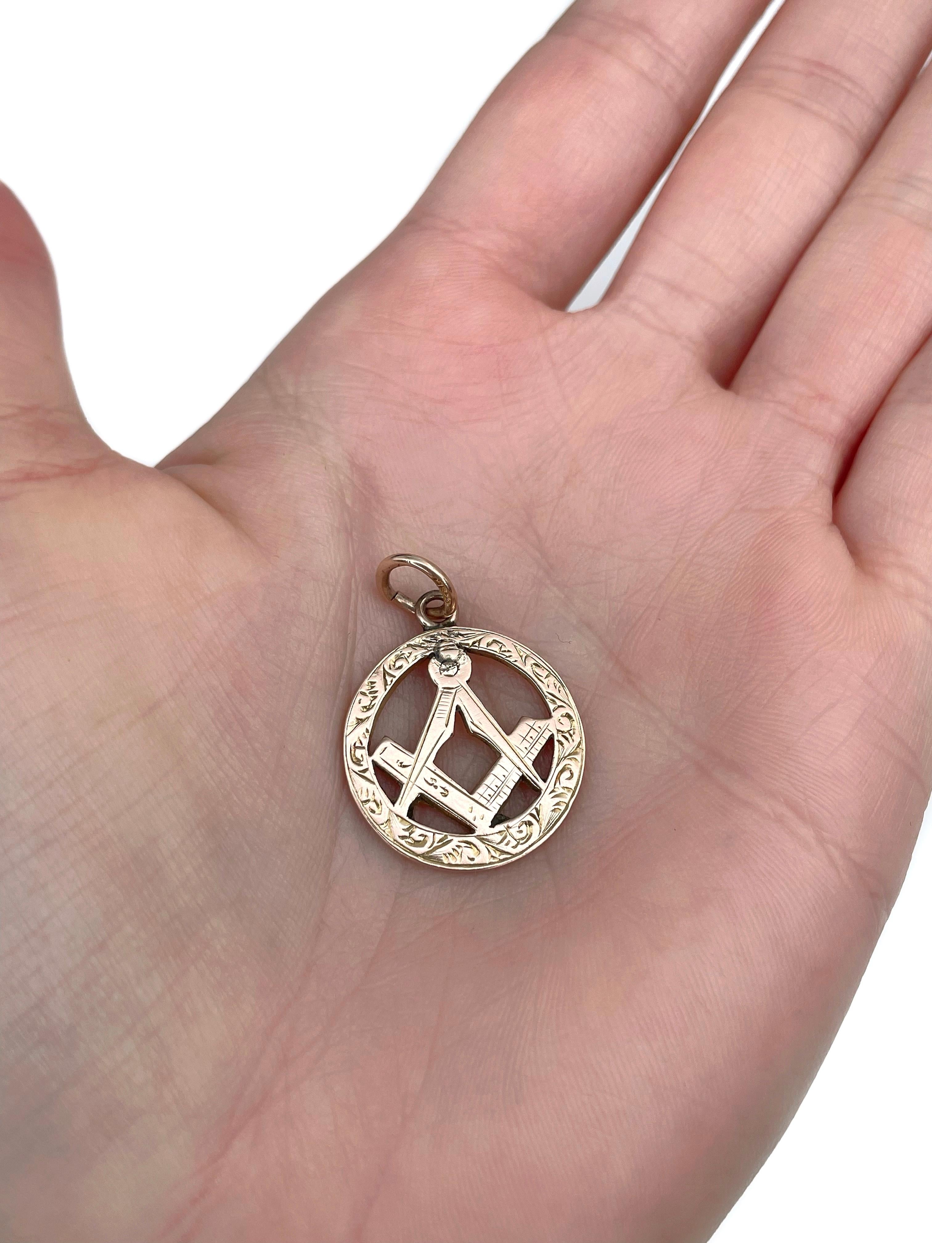 This is a Masonic charm pendant depicting the “Square and Compasses”.  It is crafted in 9K gold. 

Circa 1920
Maker’s mark: W.O.D

Weight: 3.46g
Size: 3x2cm

———

If you have any questions, please feel free to ask. We describe our items accurately.