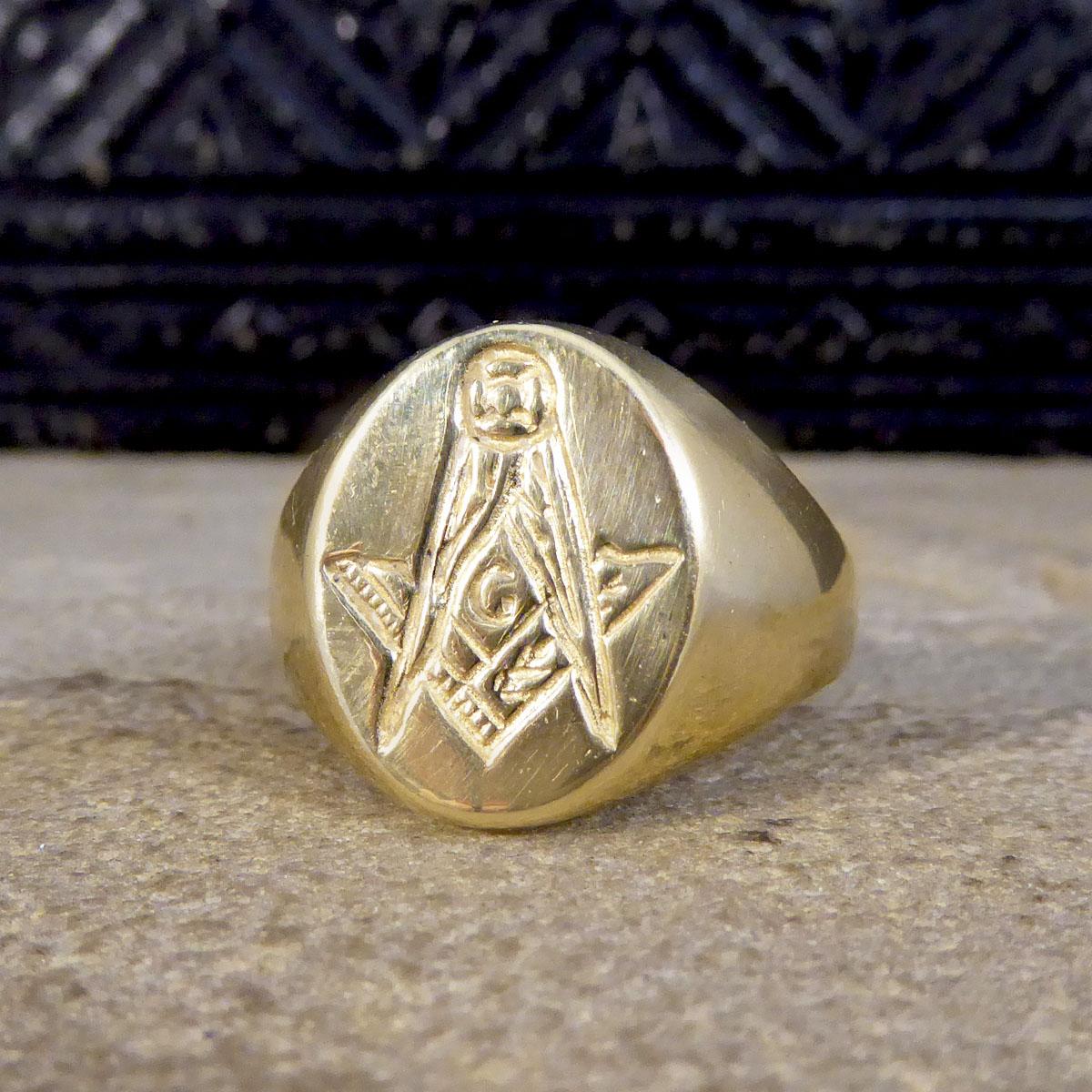 Masonic Compass Engraved Signet Ring in 9ct Yellow Gold In Good Condition In Yorkshire, West Yorkshire