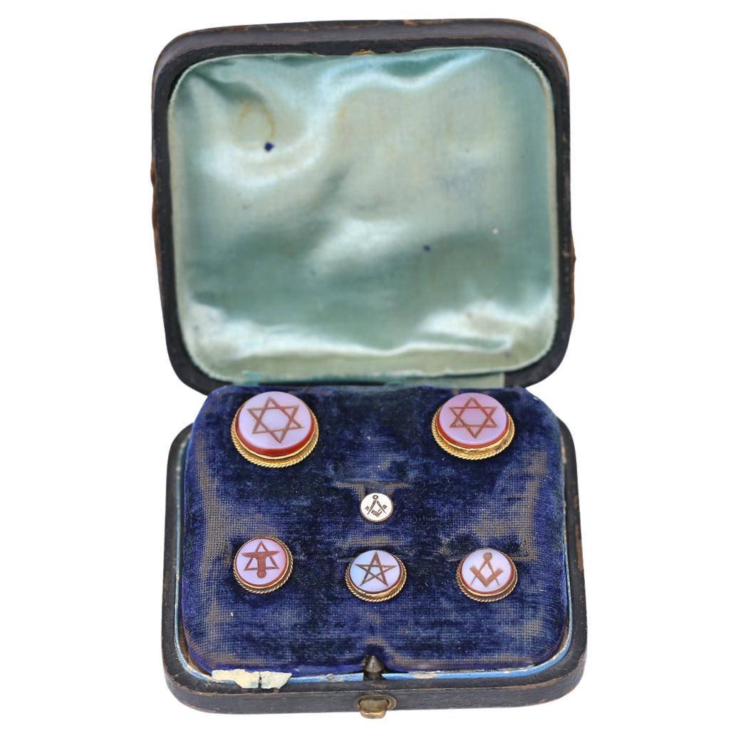 Original Masonic Set Buttons Signet Pins Cufflinks
A set of 6 pcs in total. With two bigger buttons with a Star of David can be used as cufflinks. 1900.

The smaller buttons each have a Masonic symbol. A truly rare set in its original box. The box