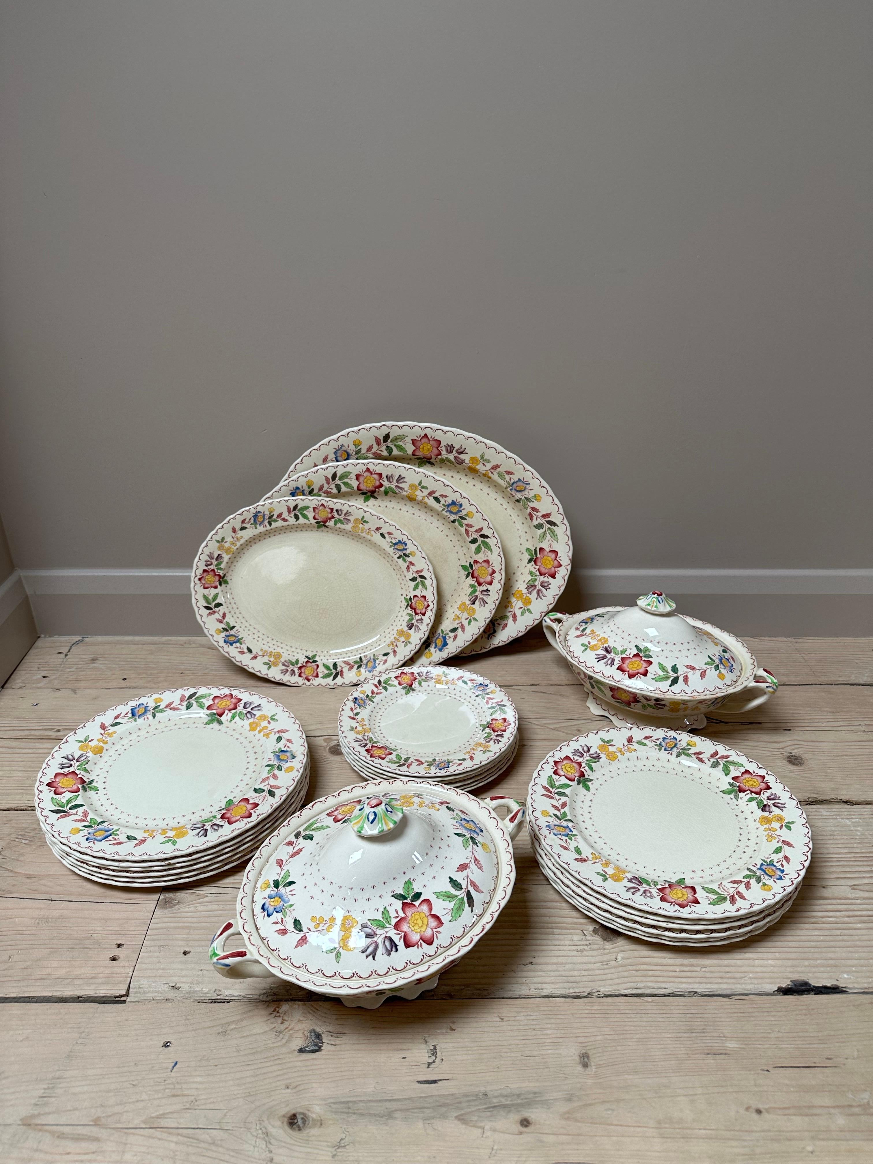 Ce charmant service de table antique de 23 pièces de Mason's Ironstone présente le ravissant motif 
